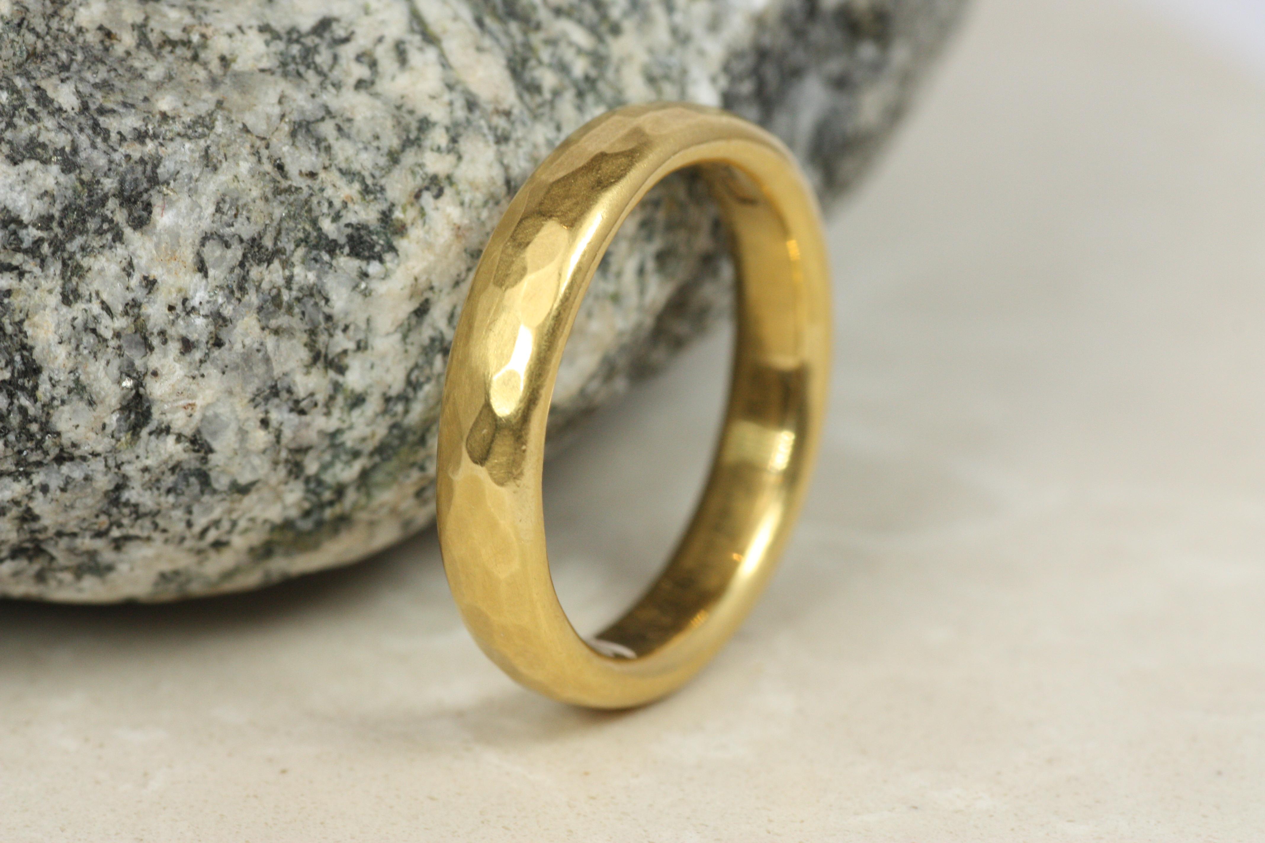 Anneau de mariage en or jaune 22K, 4mm, martelé, finition mate Unisexe en vente