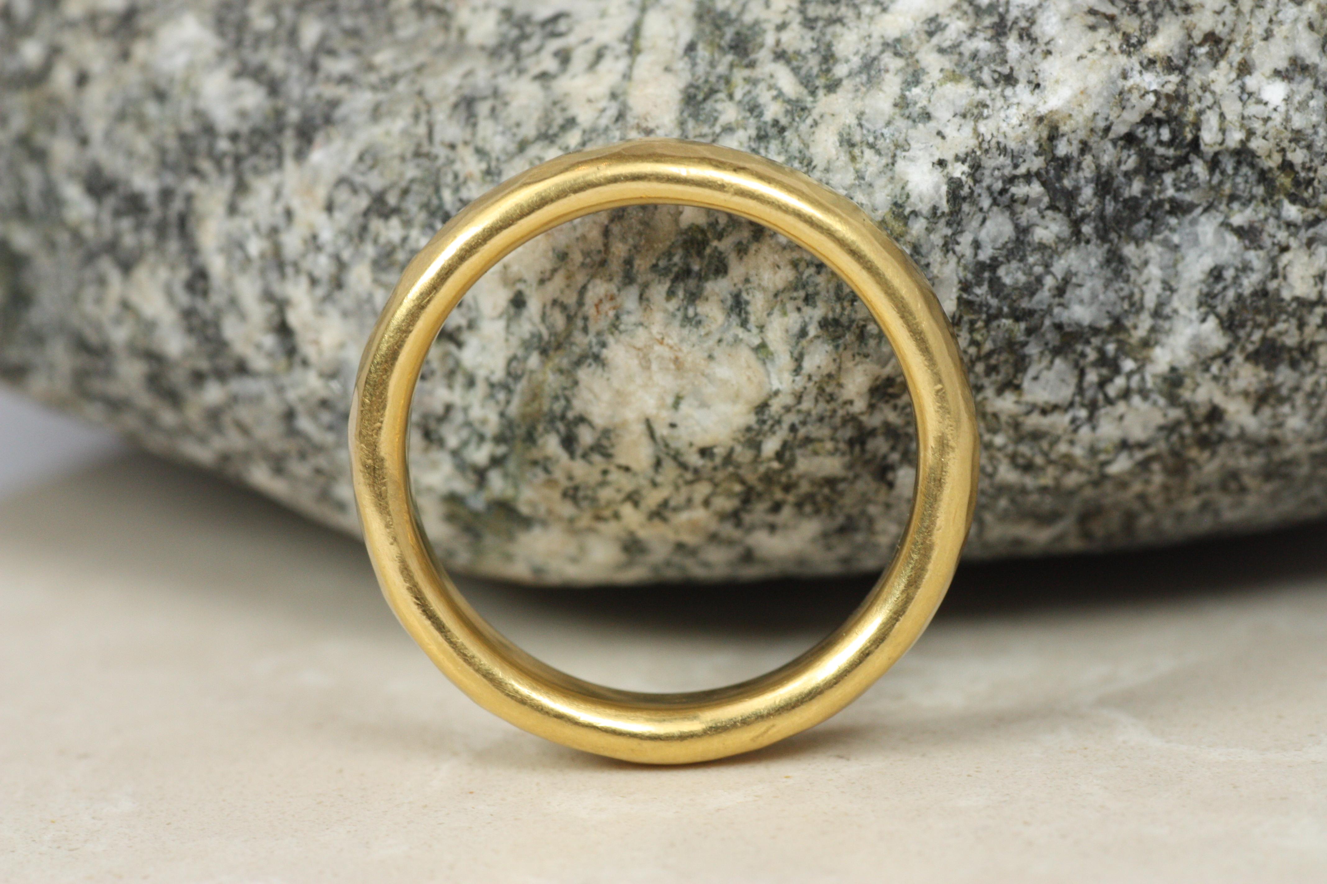 Anneau de mariage en or jaune 22K, 4mm, martelé, finition mate en vente 1
