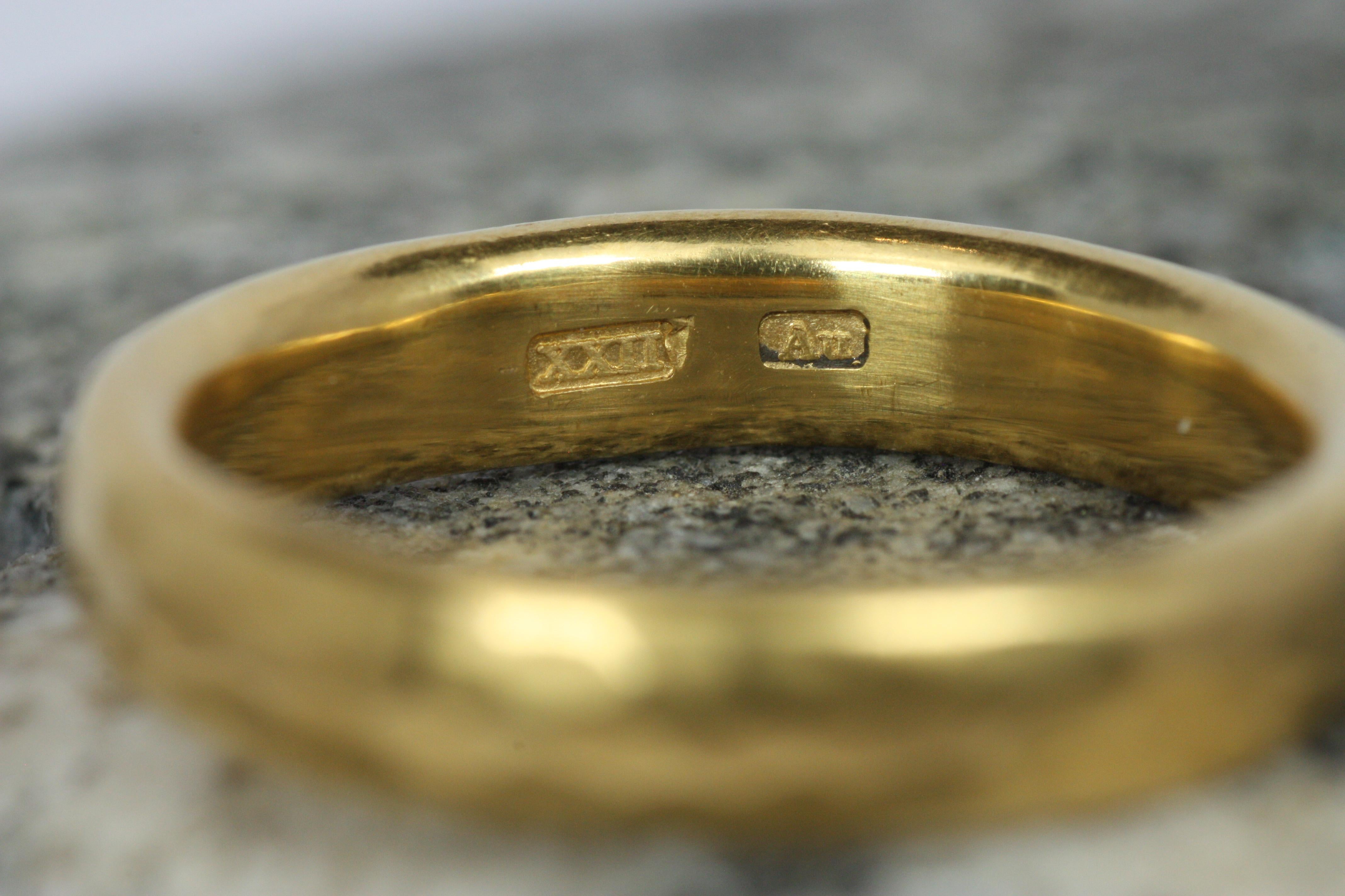 Anneau de mariage en or jaune 22K, 4mm, martelé, finition mate en vente 2