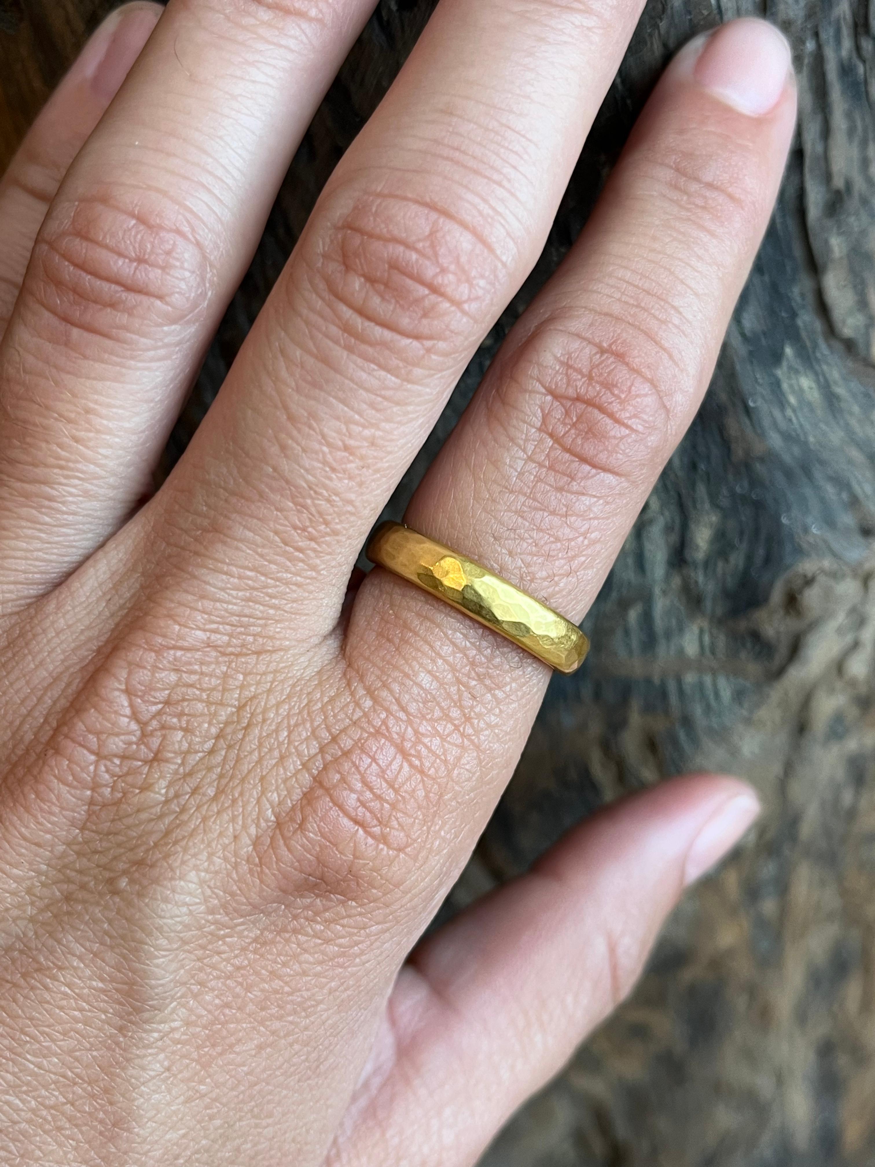 Anneau de mariage en or jaune 22K, 4mm, martelé, finition mate en vente 3