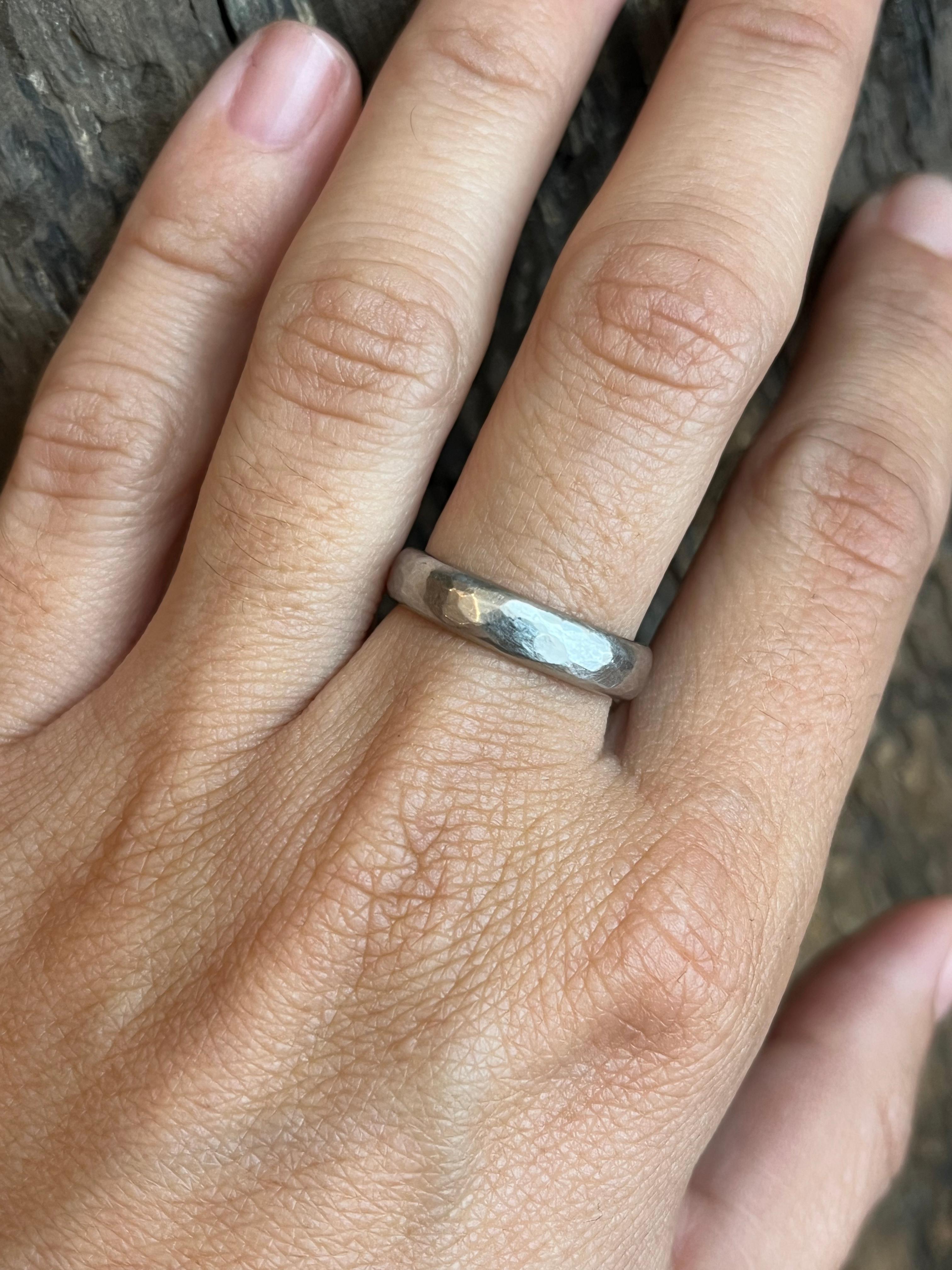 Fede nuziale in platino realizzata a mano da Bracken Jewellers a Santa Monica, California. Design comfort fit da 4 mm con la nostra caratteristica finitura opaca e morbida. Una fede in oro massiccio con bordi interni più arrotondati che la rendono
