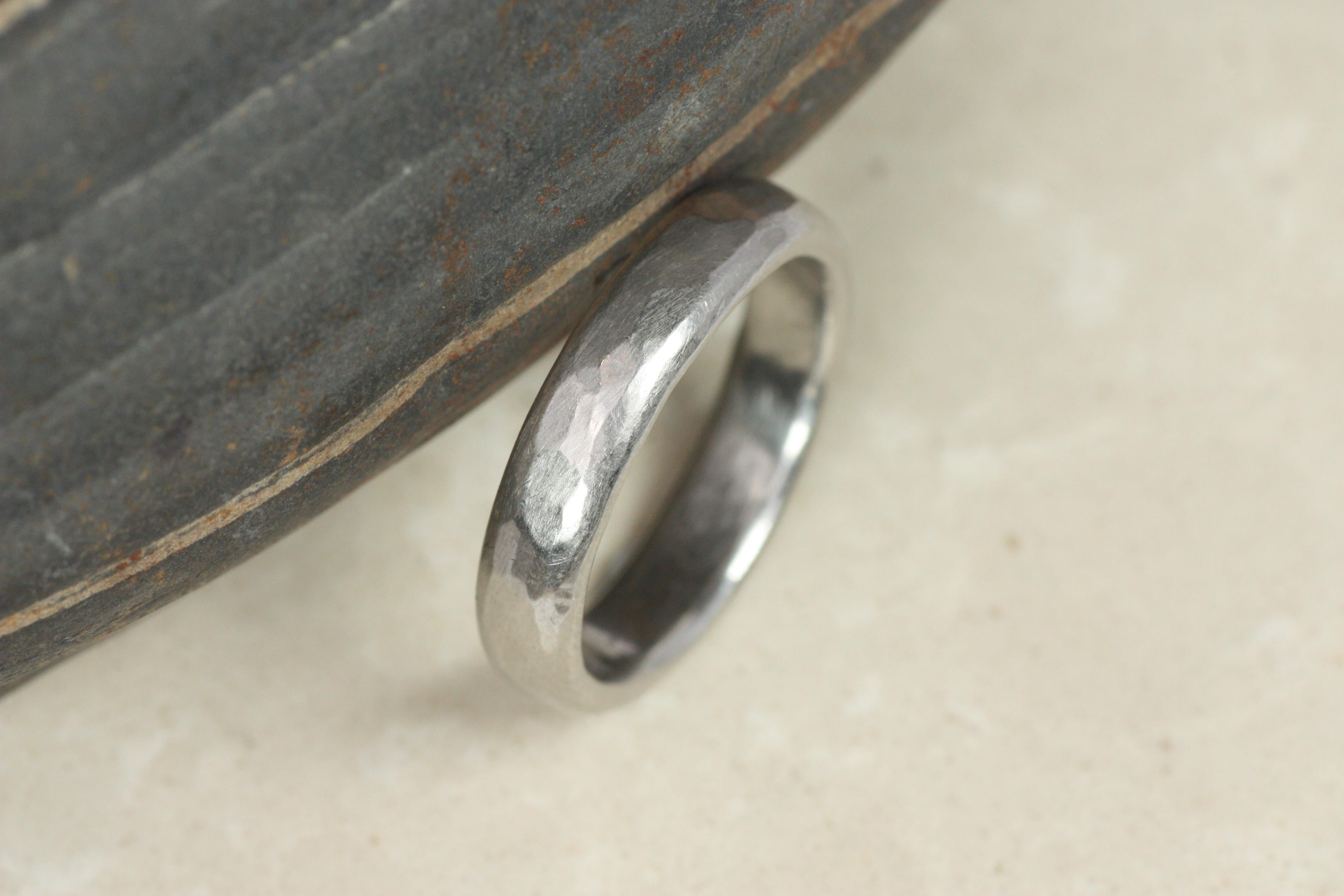 Fascia nuziale in platino da 4 mm con finitura opaca martellata, lavorata a mano In condizioni Nuovo in vendita a Santa Monica, CA
