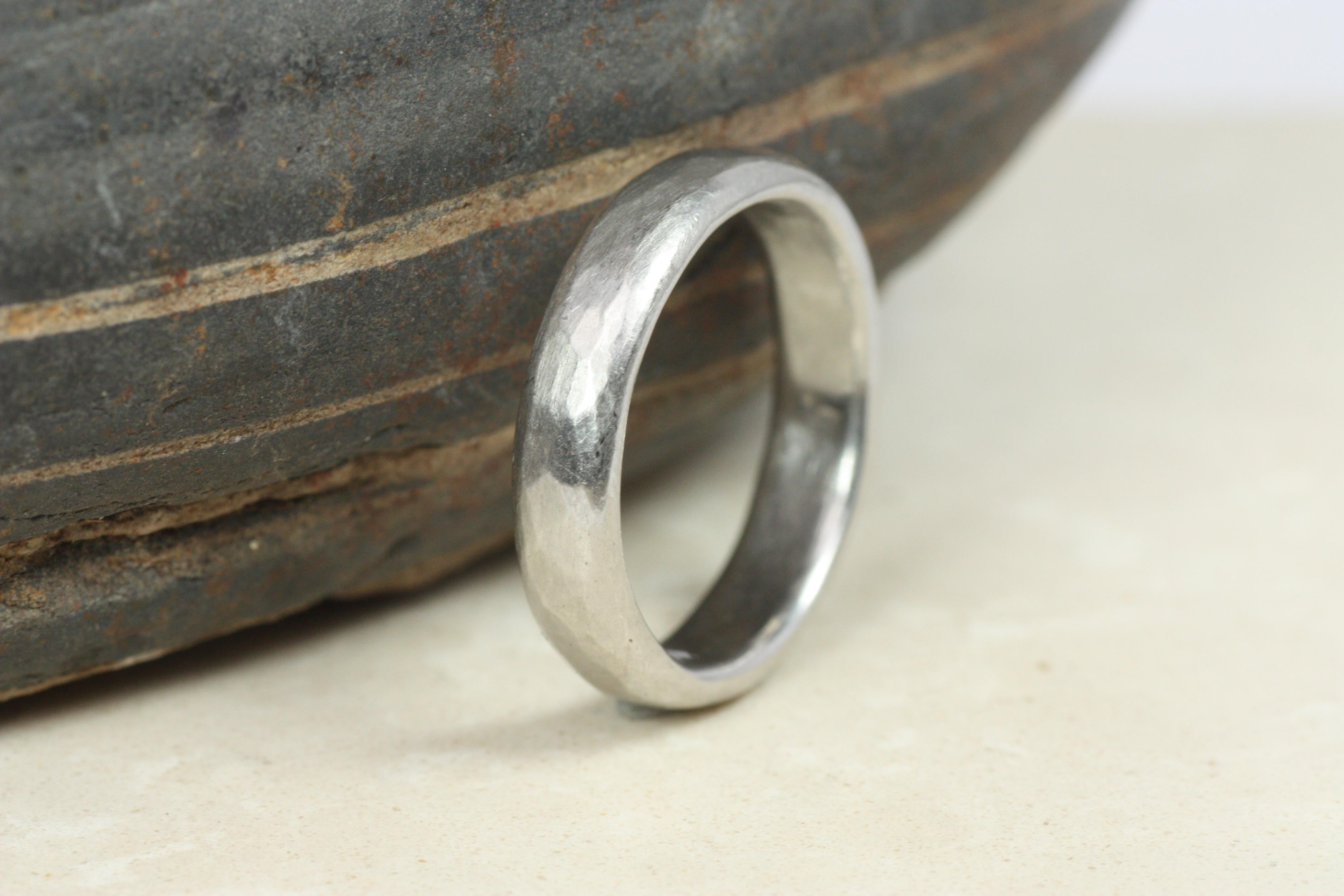 da uomo o donna Fascia nuziale in platino da 4 mm con finitura opaca martellata, lavorata a mano in vendita