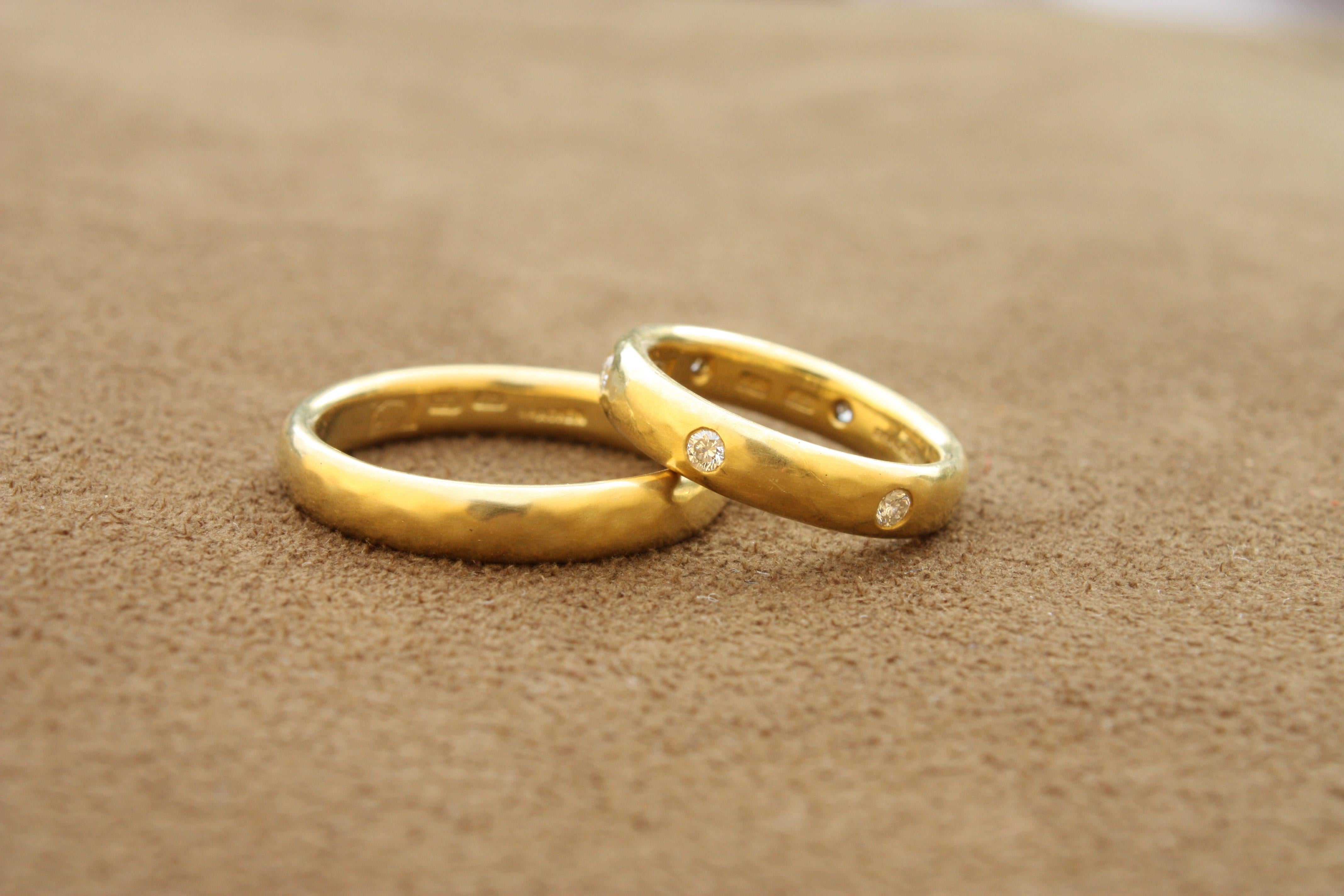 in vendita:  Fede nuziale 4mm Comfort Fit - Realizzata a mano negli USA, oro 20K California, martellata 4