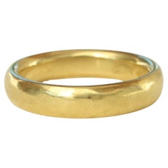 Fede nuziale 4mm Comfort Fit - Realizzata a mano negli USA, oro 20K California, martellata