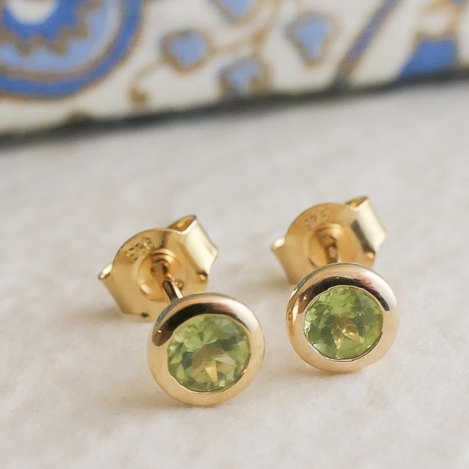 4mm Peridot Gold Plated Sterling Silver Stud Earrings In New Condition For Sale In Oslo, 03