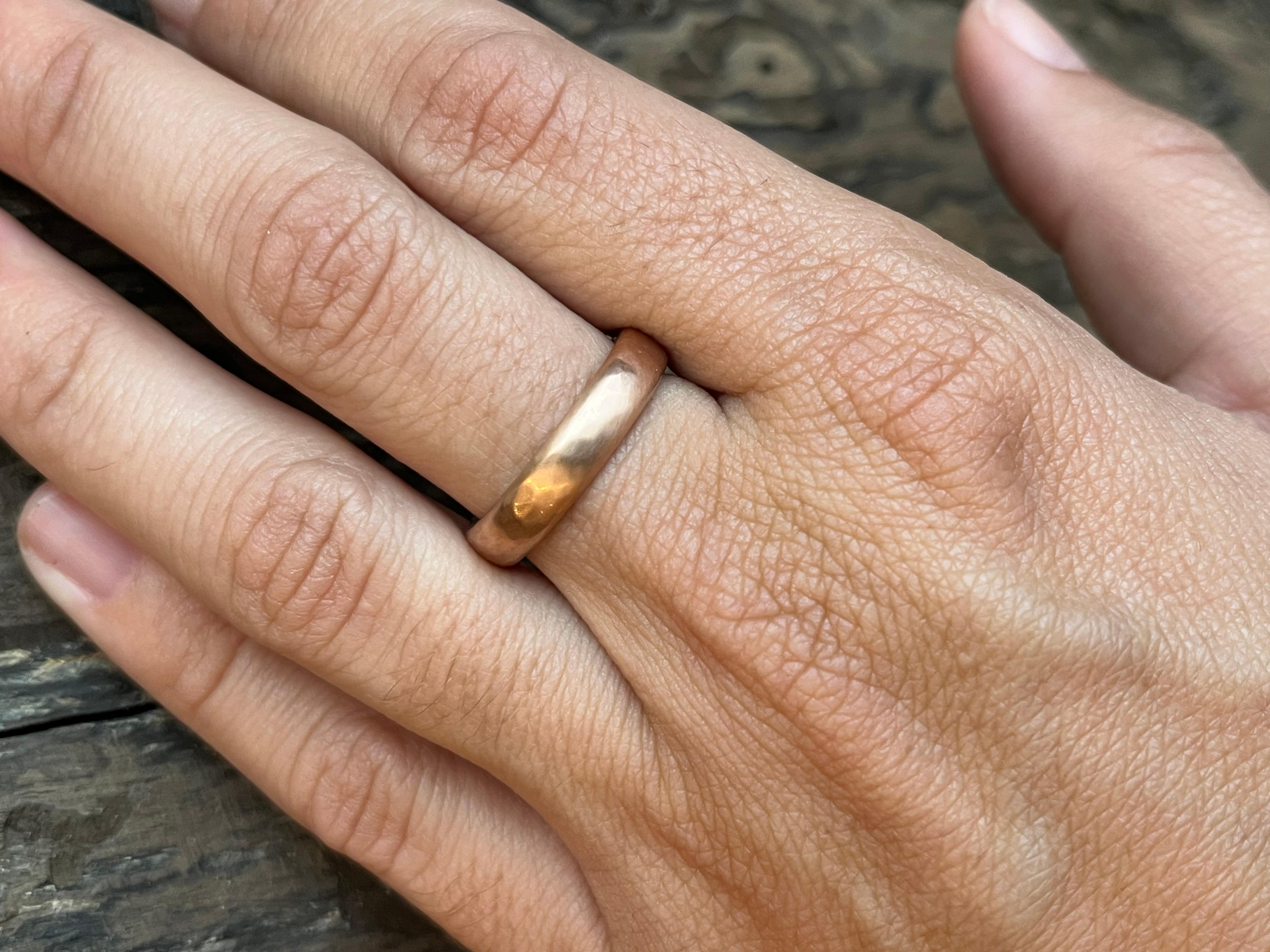 Fede nuziale in oro rosa 14K realizzata a mano da Bracken Jewellers a Santa Monica, California. Design comfort fit da 4 mm con la nostra caratteristica finitura opaca e morbida. Una fede in oro massiccio con bordi interni più arrotondati che la