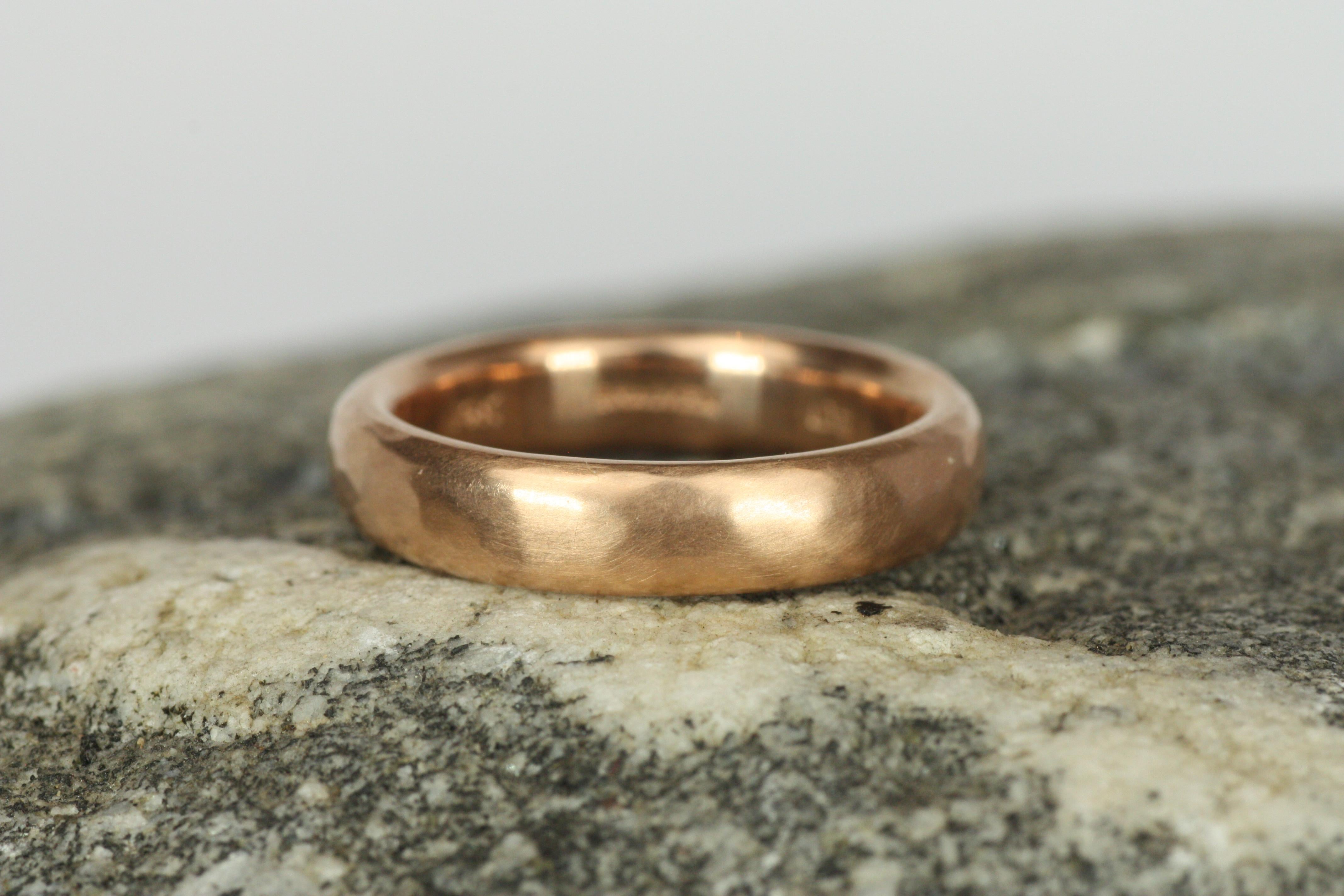 Artigiano Fascia nuziale in oro rosa da 4 mm con finitura opaca martellata, lavorata a mano in vendita