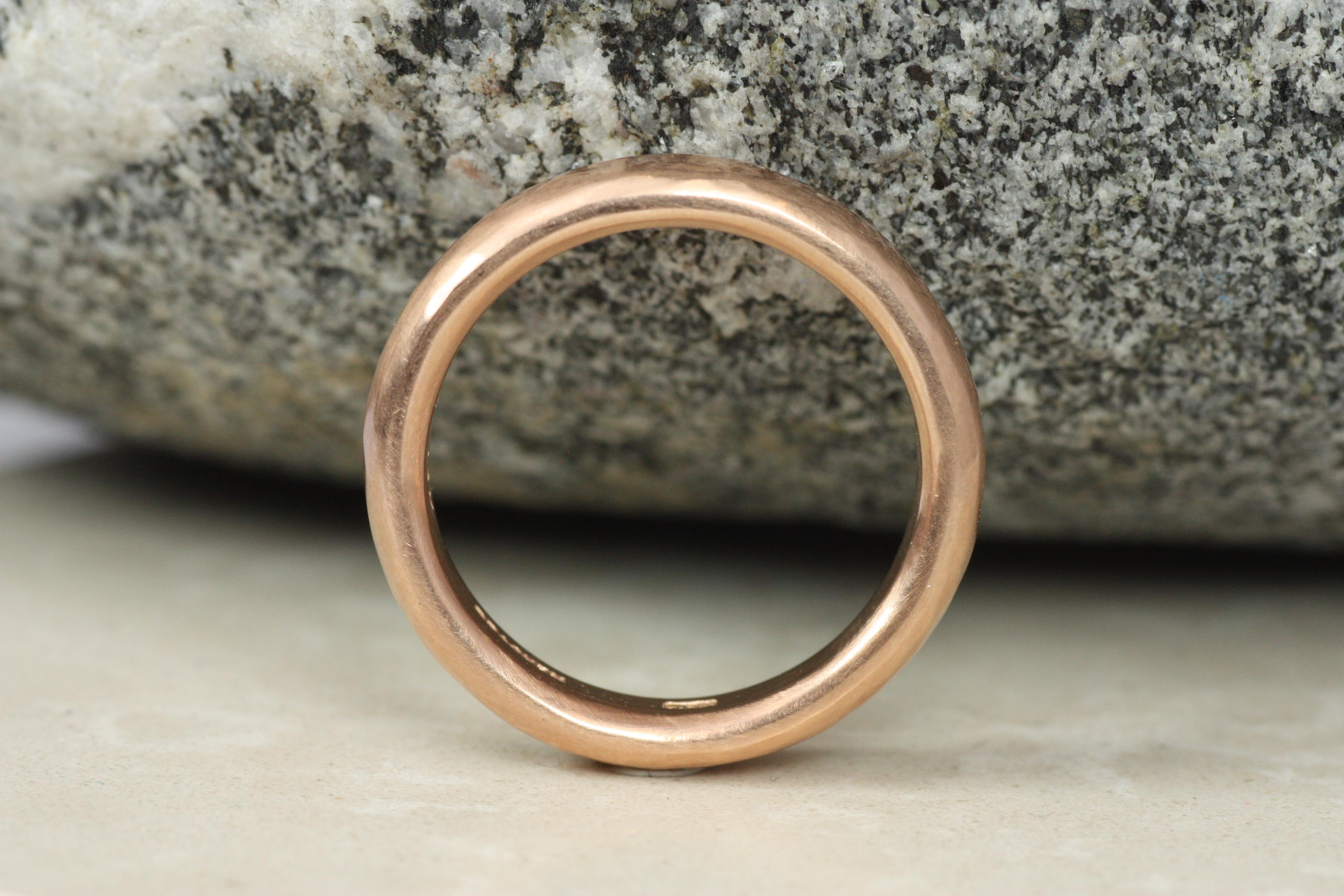 Fascia nuziale in oro rosa da 4 mm con finitura opaca martellata, lavorata a mano In condizioni Nuovo in vendita a Santa Monica, CA