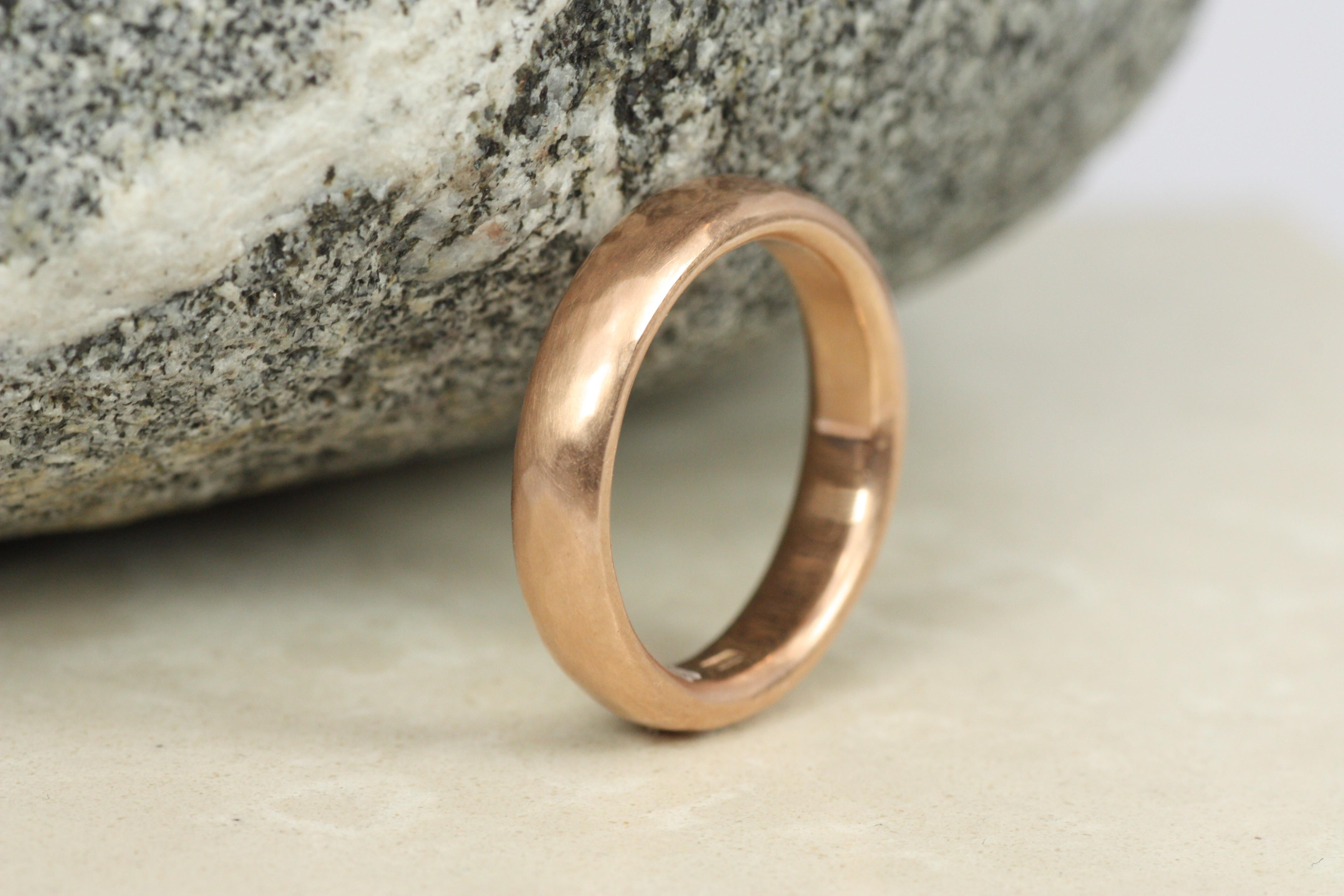 da uomo o donna Fascia nuziale in oro rosa da 4 mm con finitura opaca martellata, lavorata a mano in vendita