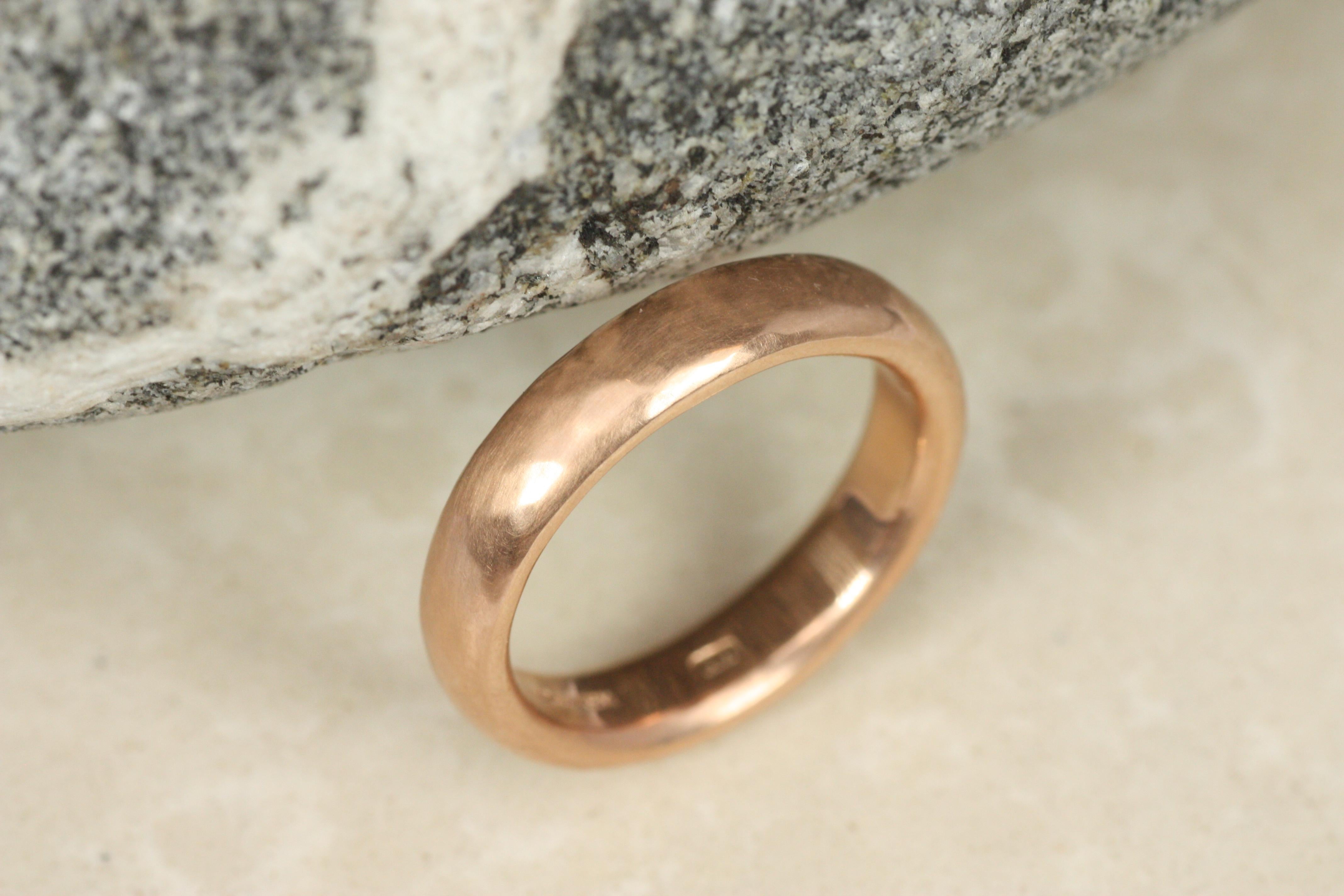 Fascia nuziale in oro rosa da 4 mm con finitura opaca martellata, lavorata a mano in vendita 1