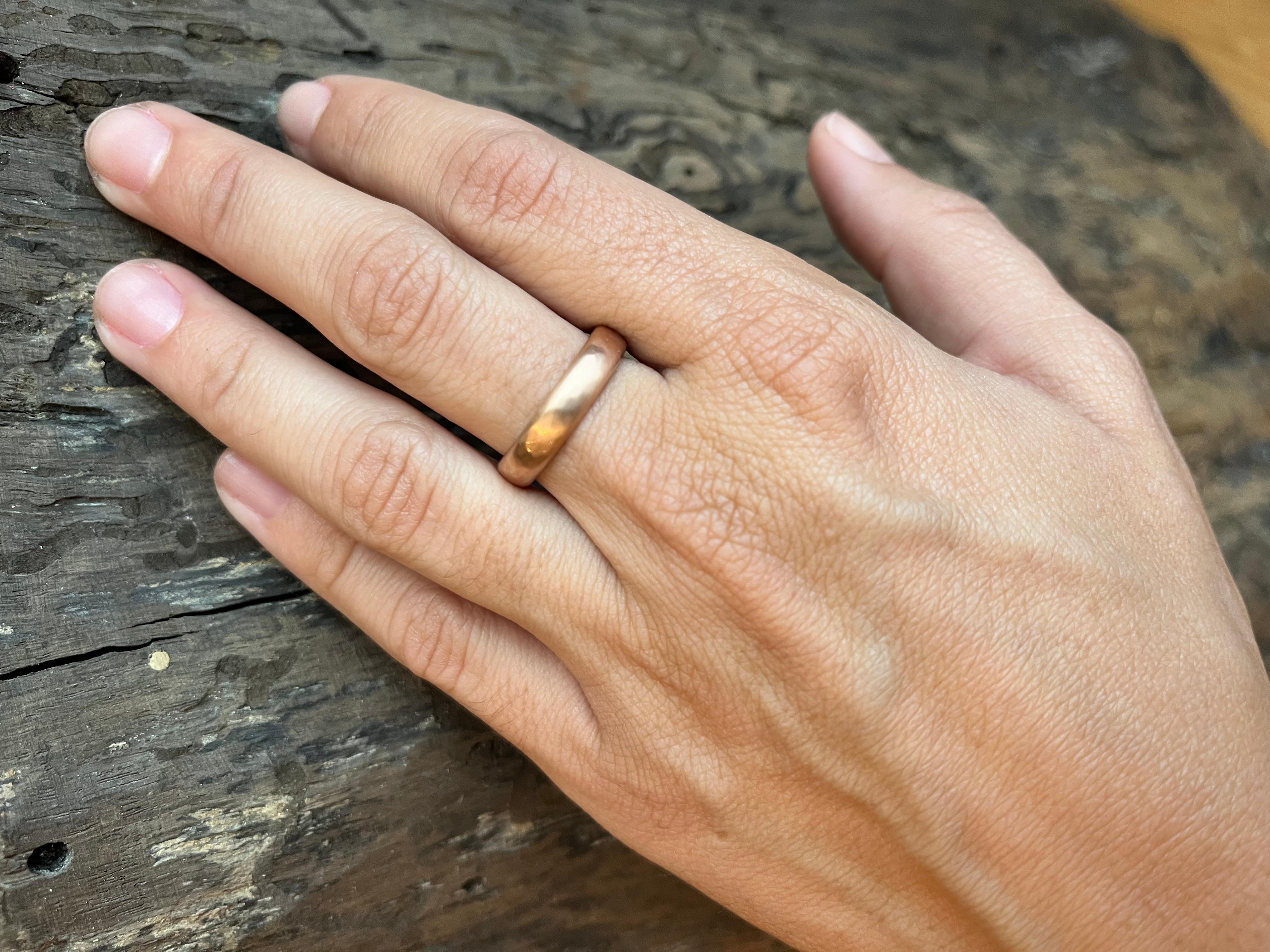 Fascia nuziale in oro rosa da 4 mm con finitura opaca martellata, lavorata a mano in vendita 3