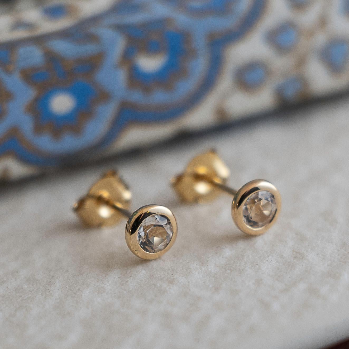 4mm White Topaz Gold Plated Sterling Silver Stud Earrings In New Condition For Sale In Oslo, 03