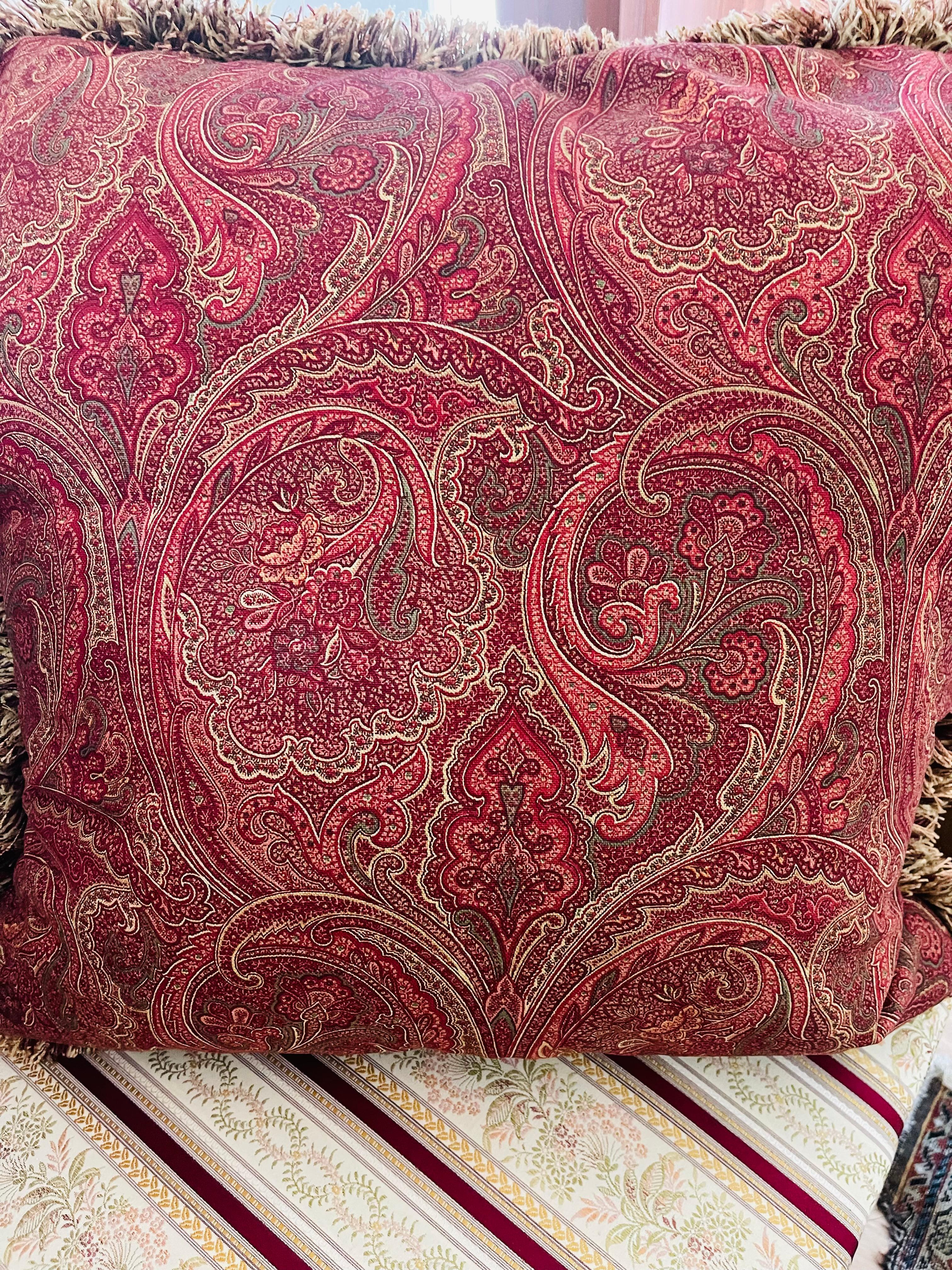 Coppia di cuscini da lancio grandi in piuma con arazzo paisley in vendita 1