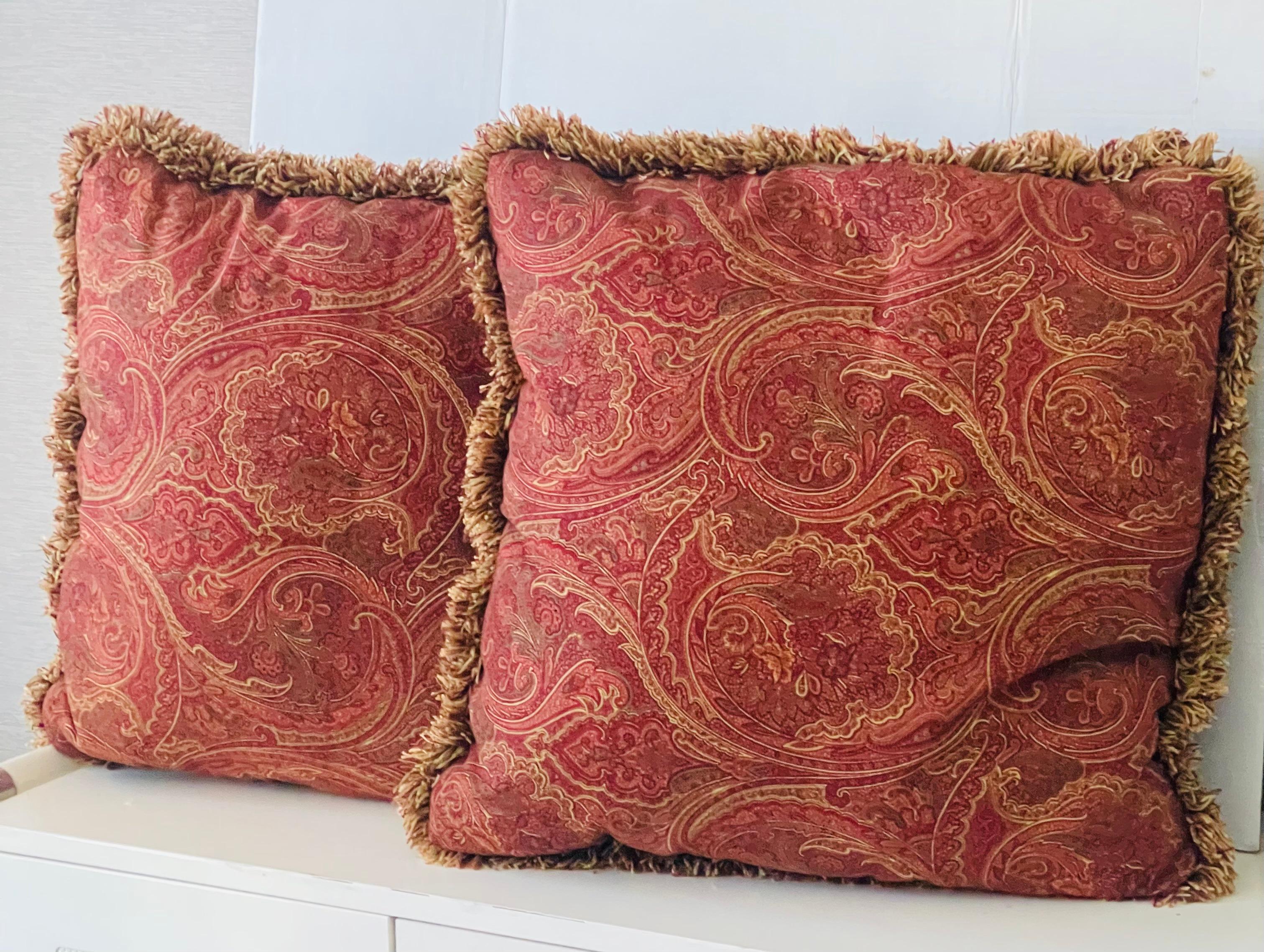 Coppia di cuscini da lancio grandi in piuma con arazzo paisley in vendita 2