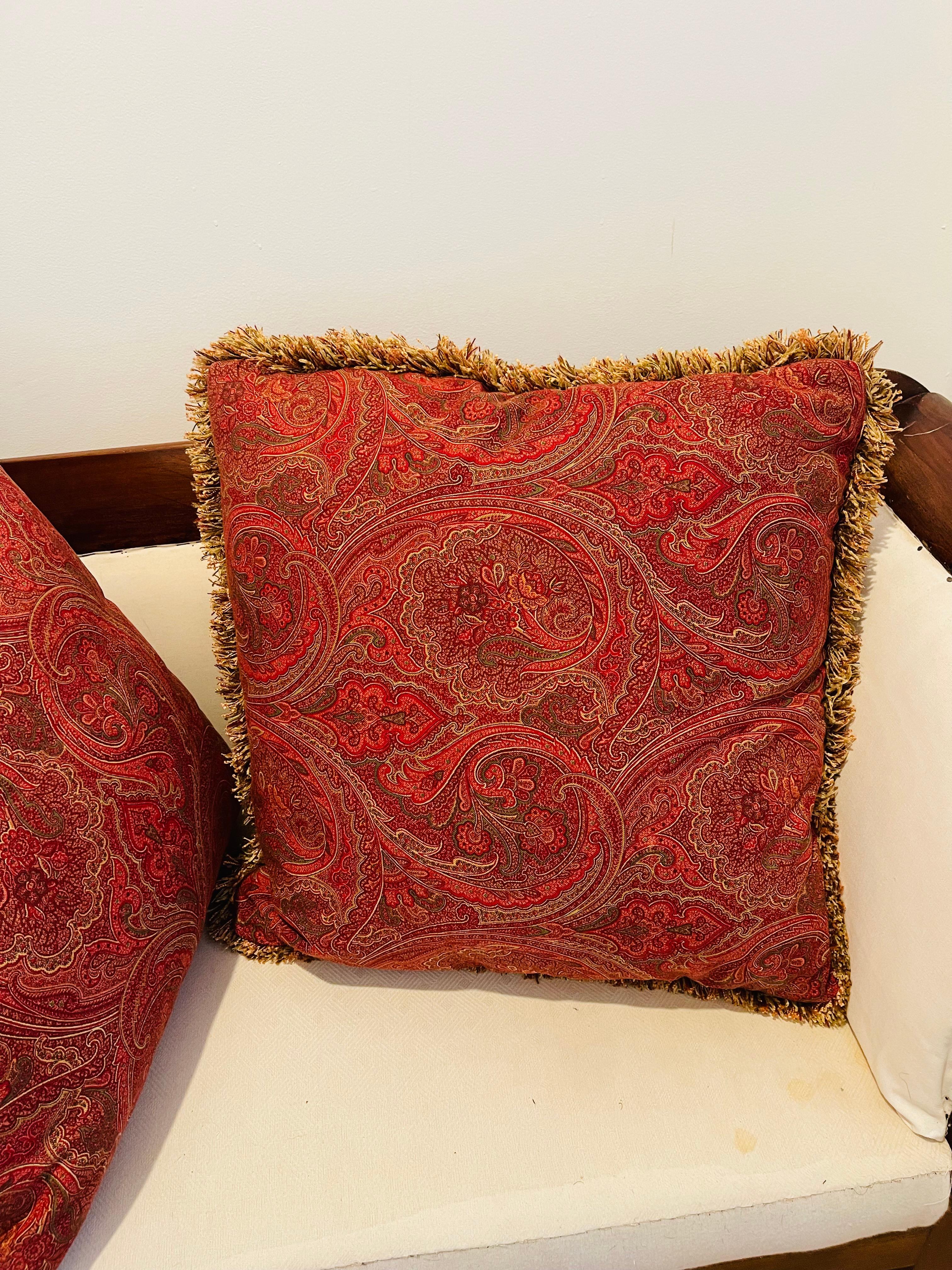 Coppia di grandi cuscini double face in arazzo paisley con inserto in piuma e bordi con frange. Morbido e confortevole. Ottime condizioni.