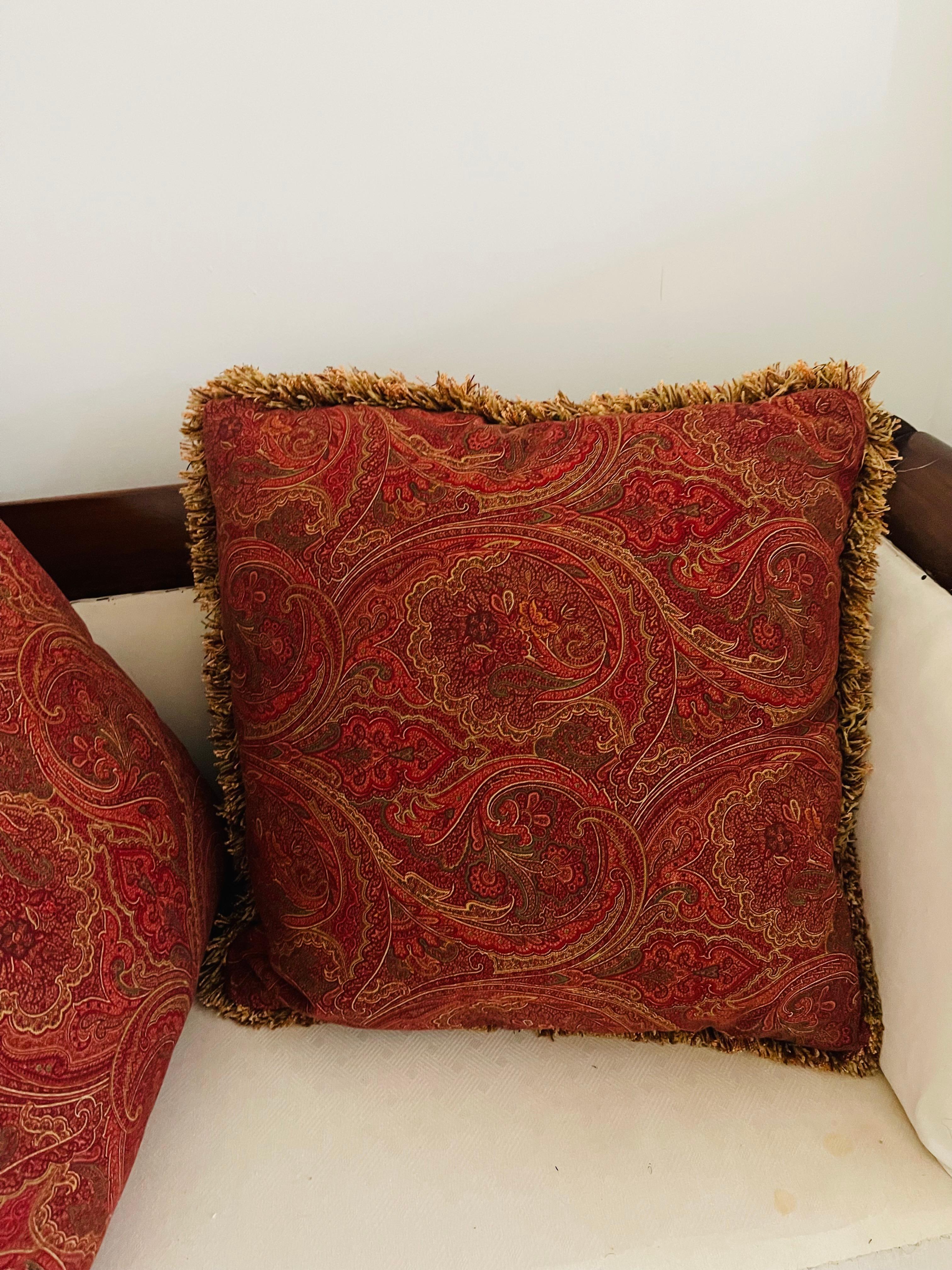 Neoclassico Coppia di cuscini da lancio grandi in piuma con arazzo paisley in vendita