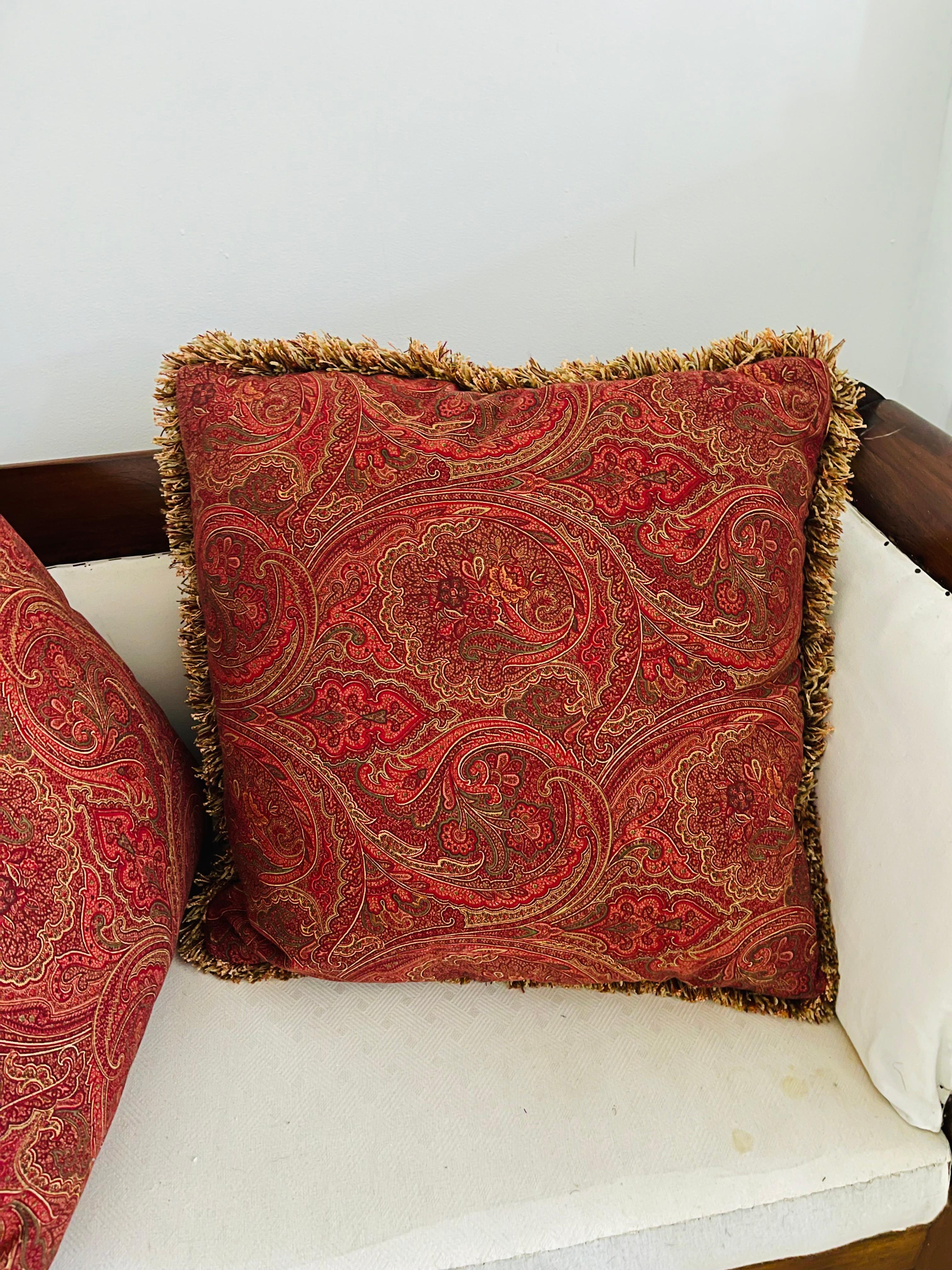 Americano Coppia di cuscini da lancio grandi in piuma con arazzo paisley in vendita