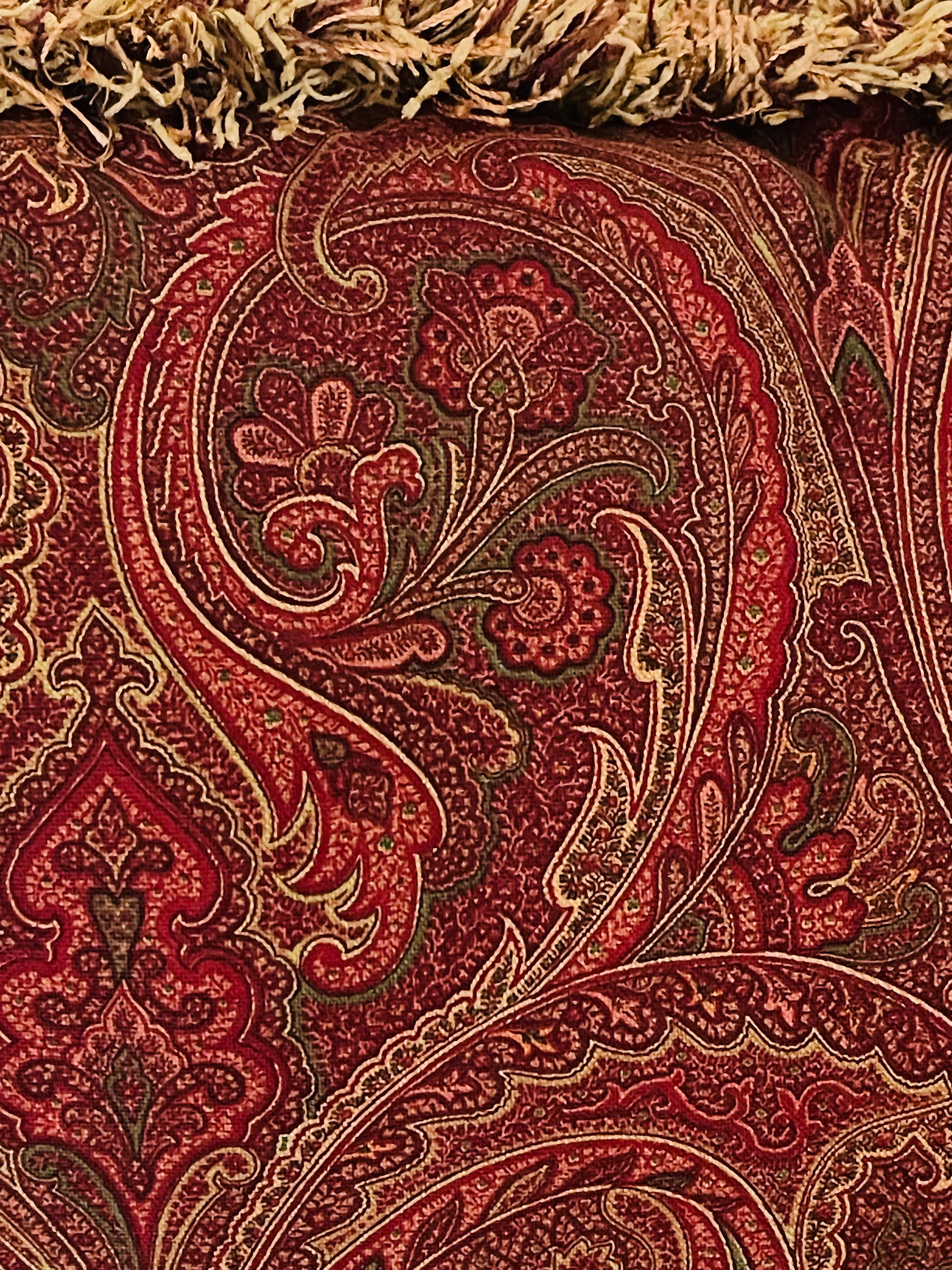 Fine XX secolo Coppia di cuscini da lancio grandi in piuma con arazzo paisley in vendita