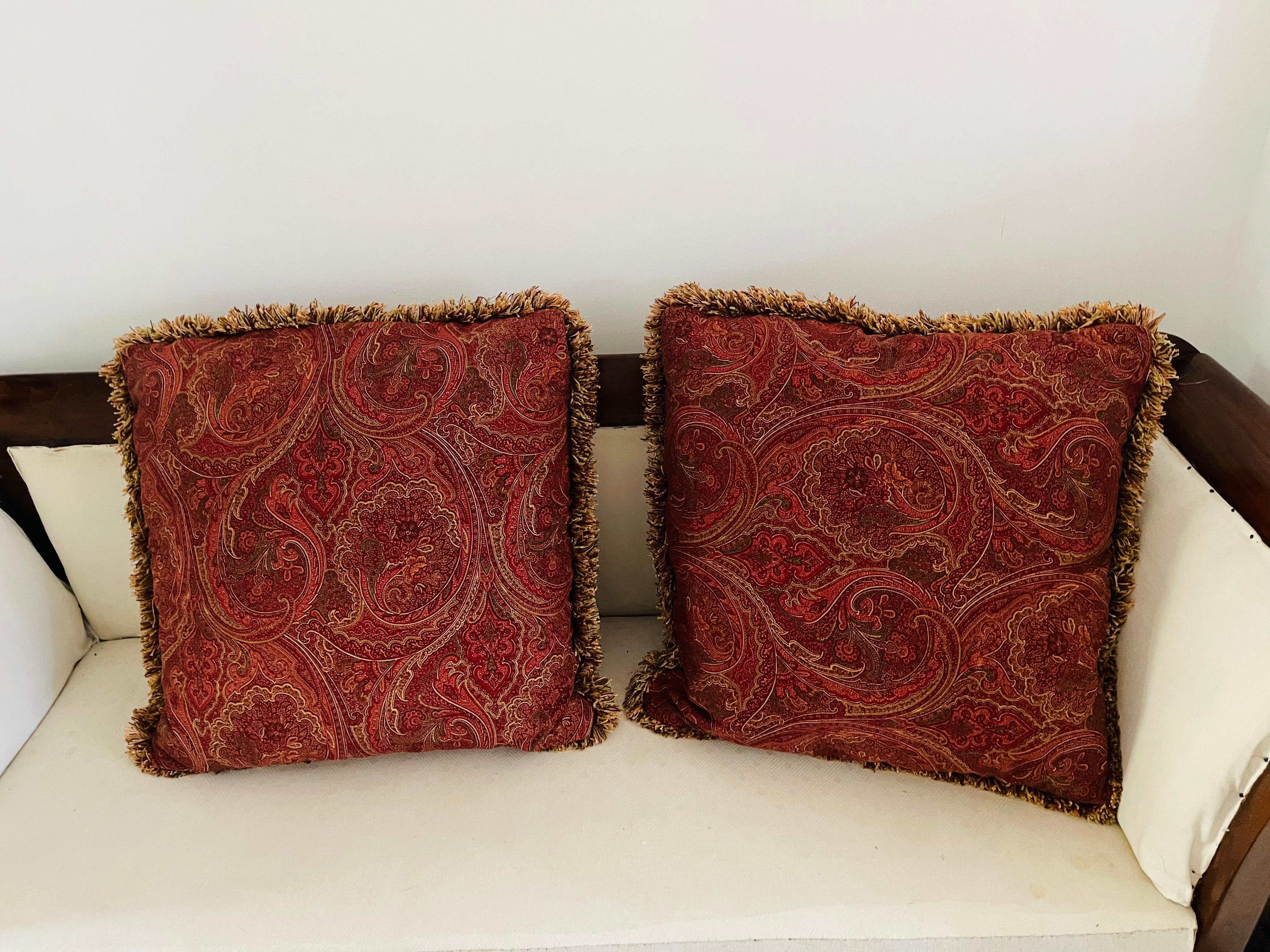 Tessile Coppia di cuscini da lancio grandi in piuma con arazzo paisley in vendita