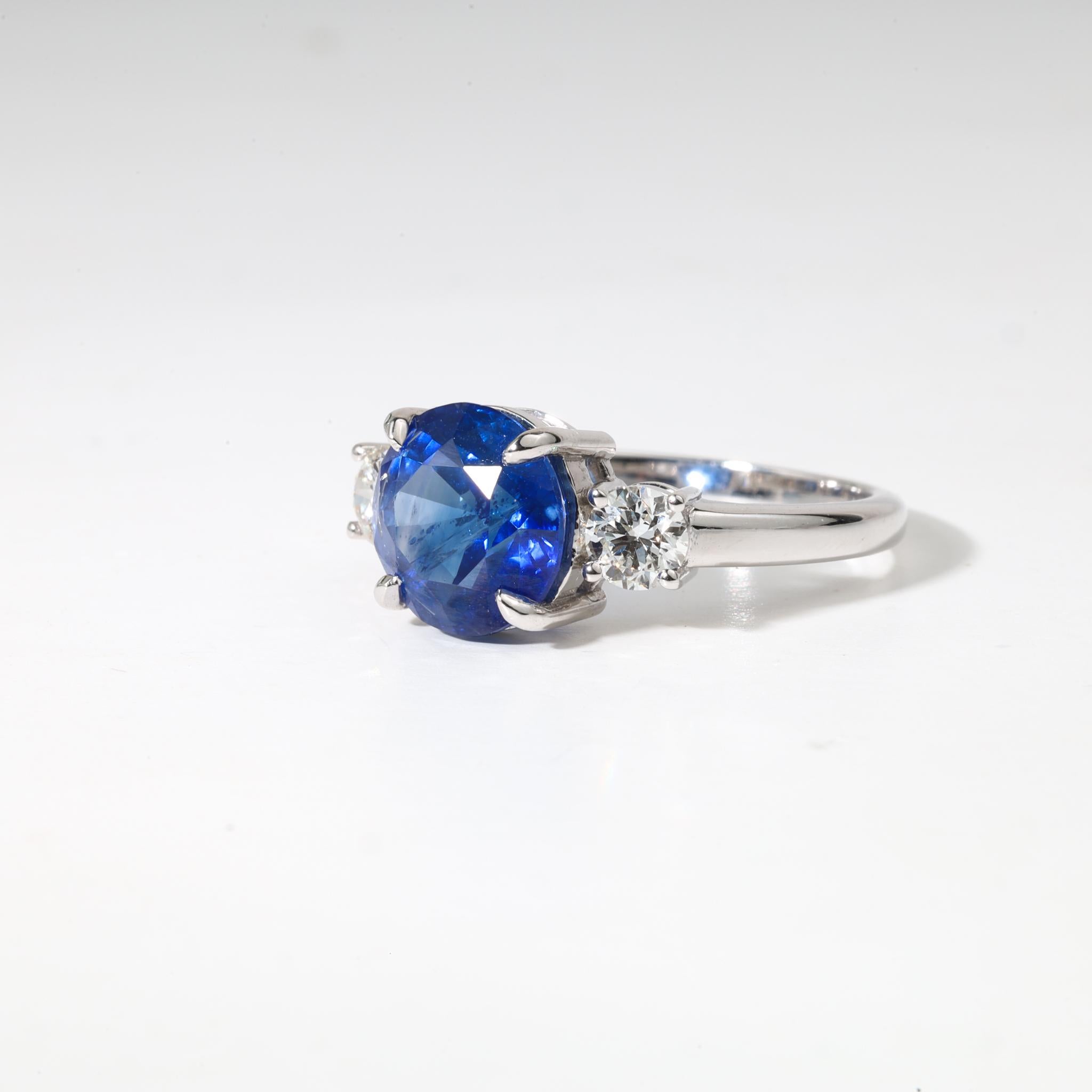 ✨ Descrizione del prodotto:
Con una presenza imponente e un'eleganza senza tempo, questo anello di fidanzamento a tre pietre con zaffiro blu e diamante presenta uno straordinario zaffiro blu naturale di circa 3,5 carati a taglio rotondo (9 mm), che
