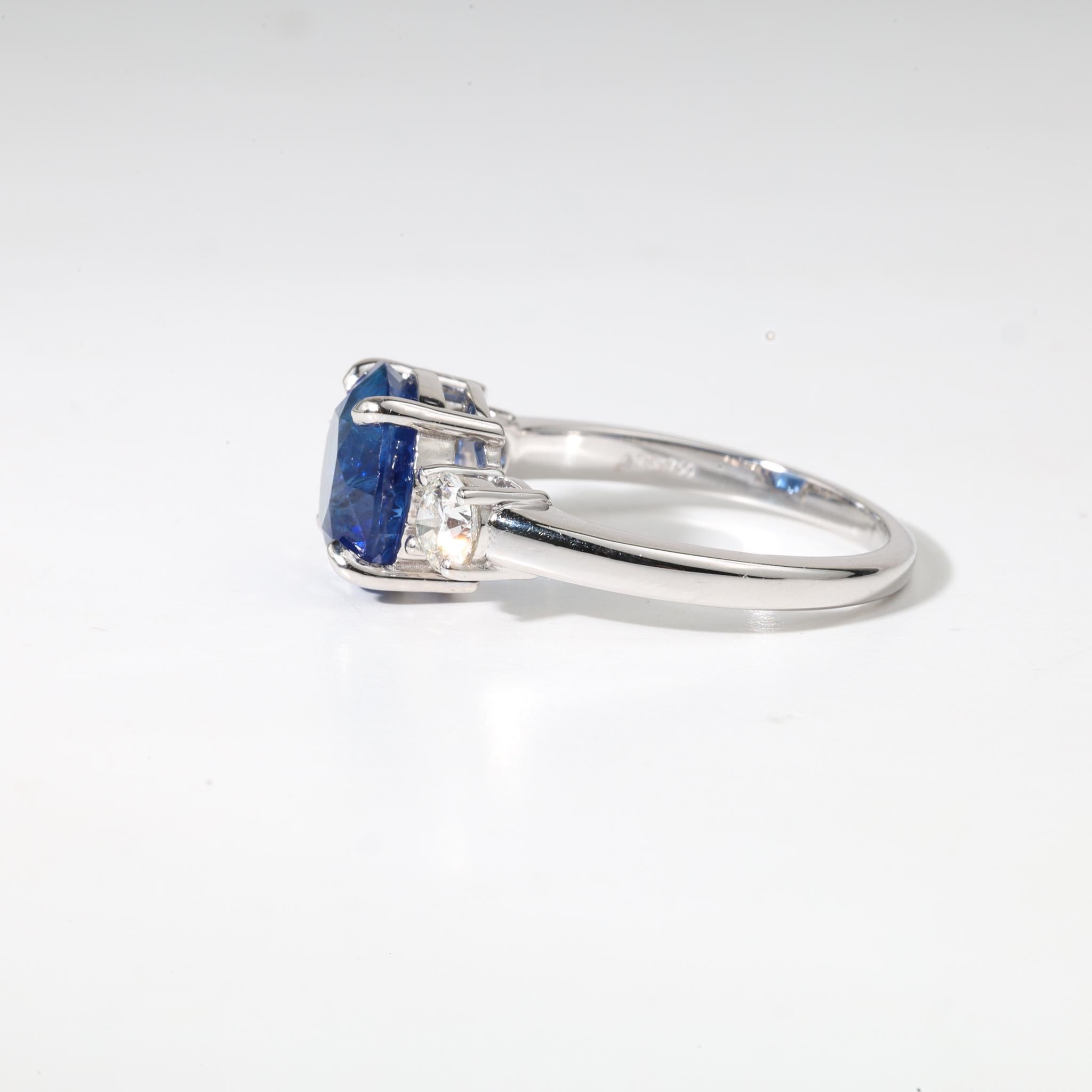 Art Déco Anello di fidanzamento a tre pietre con zaffiro blu naturale da 4tcw e diamante - Oro bianco 18 carati in vendita