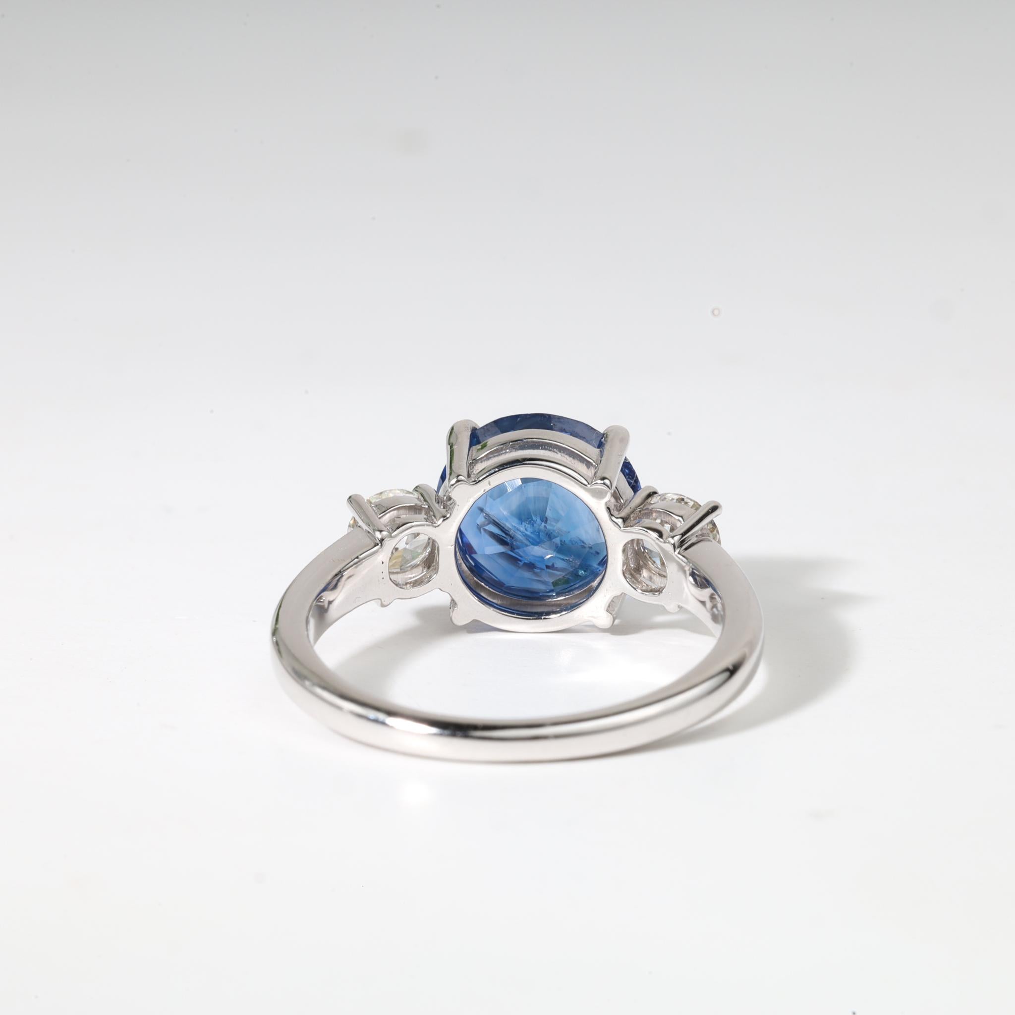 Taglio rotondo Anello di fidanzamento a tre pietre con zaffiro blu naturale da 4tcw e diamante - Oro bianco 18 carati in vendita