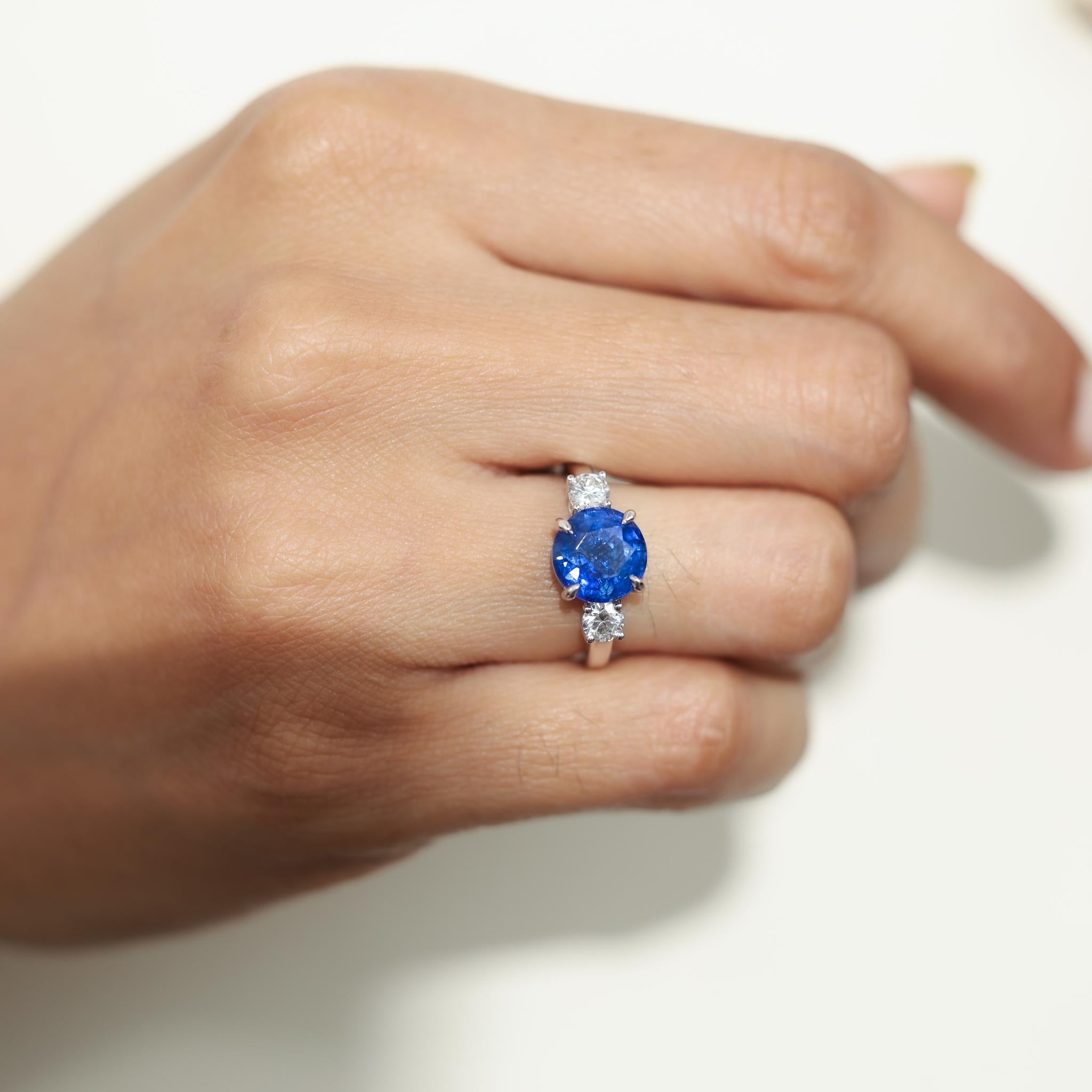 Anello di fidanzamento a tre pietre con zaffiro blu naturale da 4tcw e diamante - Oro bianco 18 carati In condizioni Nuovo in vendita a Jaipur, RJ