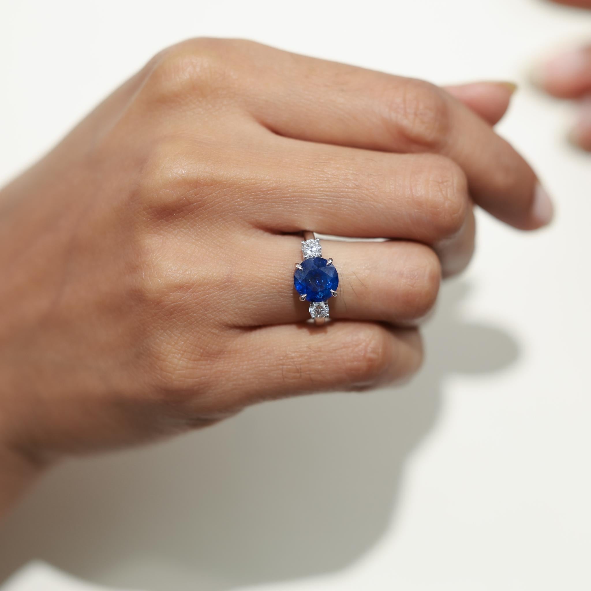 Donna Anello di fidanzamento a tre pietre con zaffiro blu naturale da 4tcw e diamante - Oro bianco 18 carati in vendita