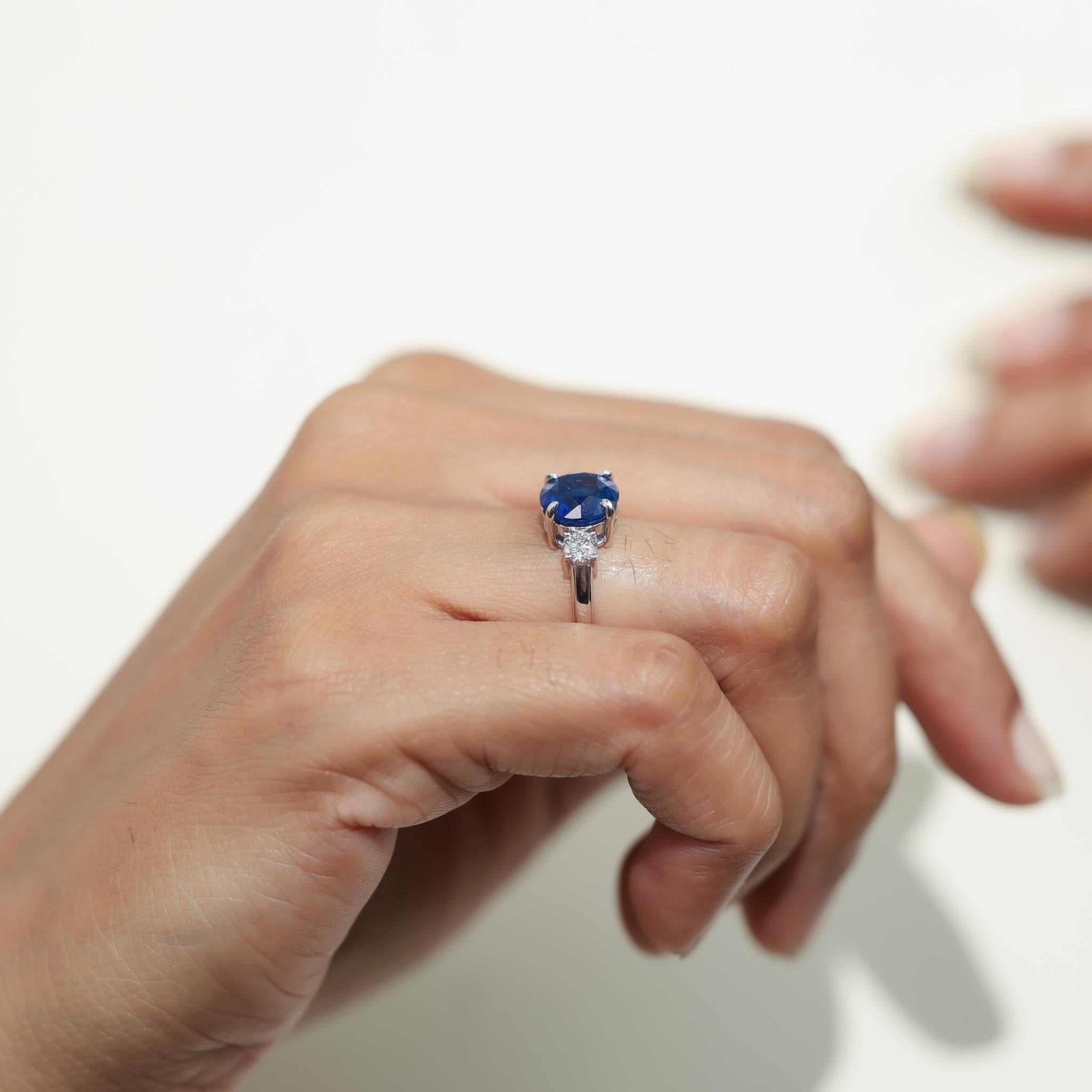 Anello di fidanzamento a tre pietre con zaffiro blu naturale da 4tcw e diamante - Oro bianco 18 carati in vendita 1