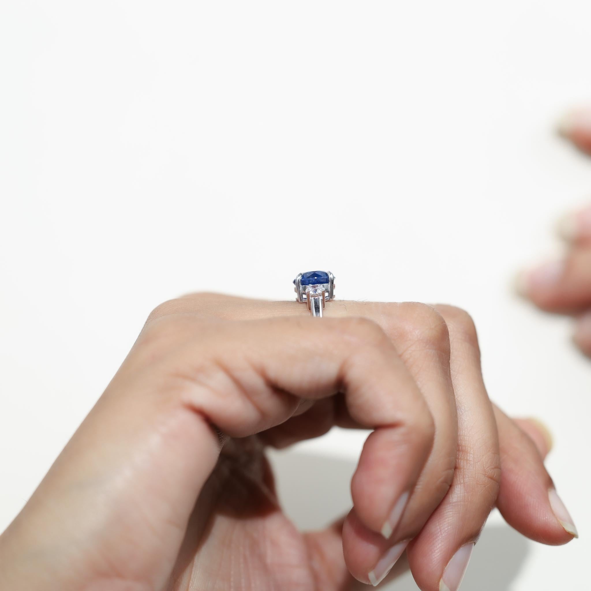 Anello di fidanzamento a tre pietre con zaffiro blu naturale da 4tcw e diamante - Oro bianco 18 carati in vendita 2