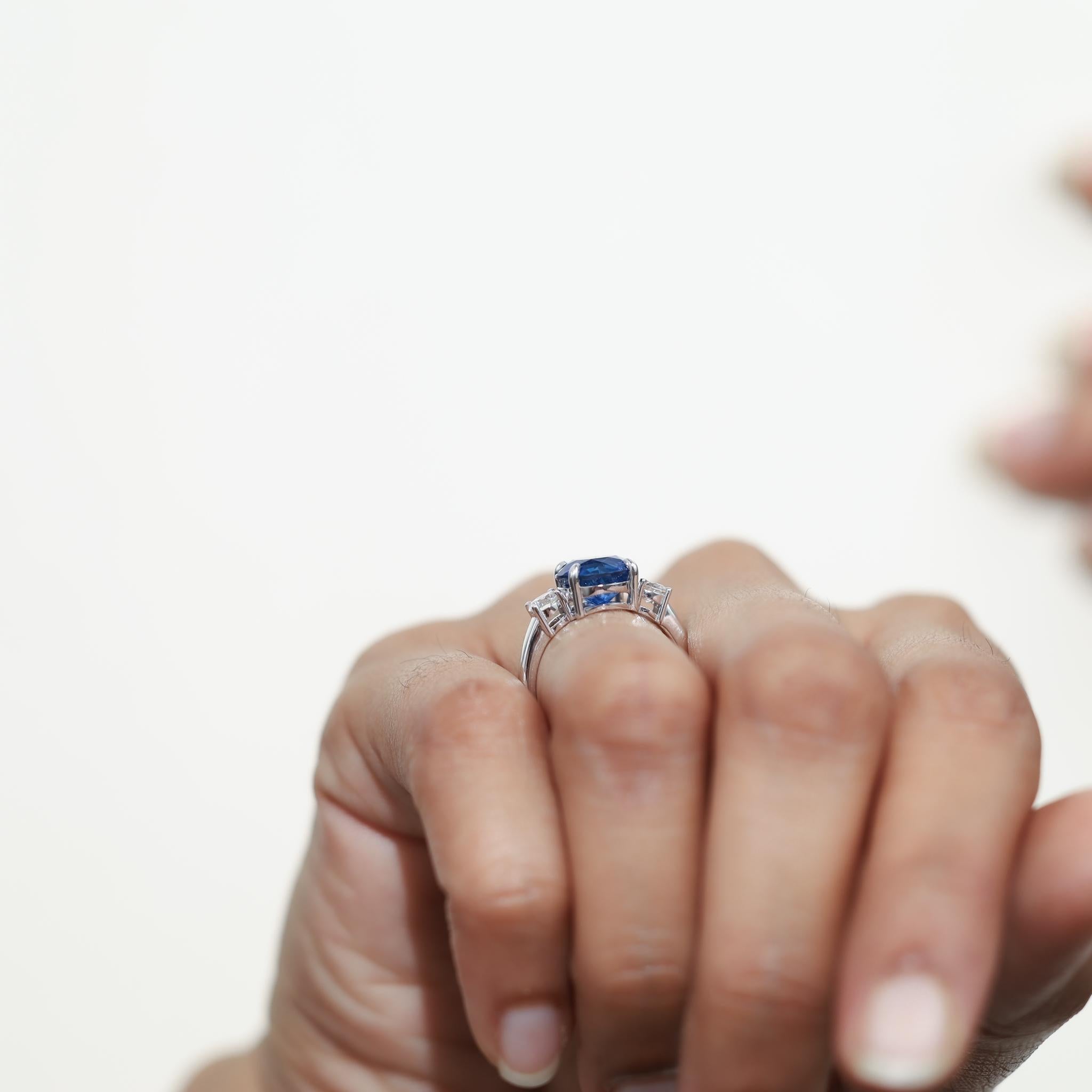 Anello di fidanzamento a tre pietre con zaffiro blu naturale da 4tcw e diamante - Oro bianco 18 carati in vendita 3