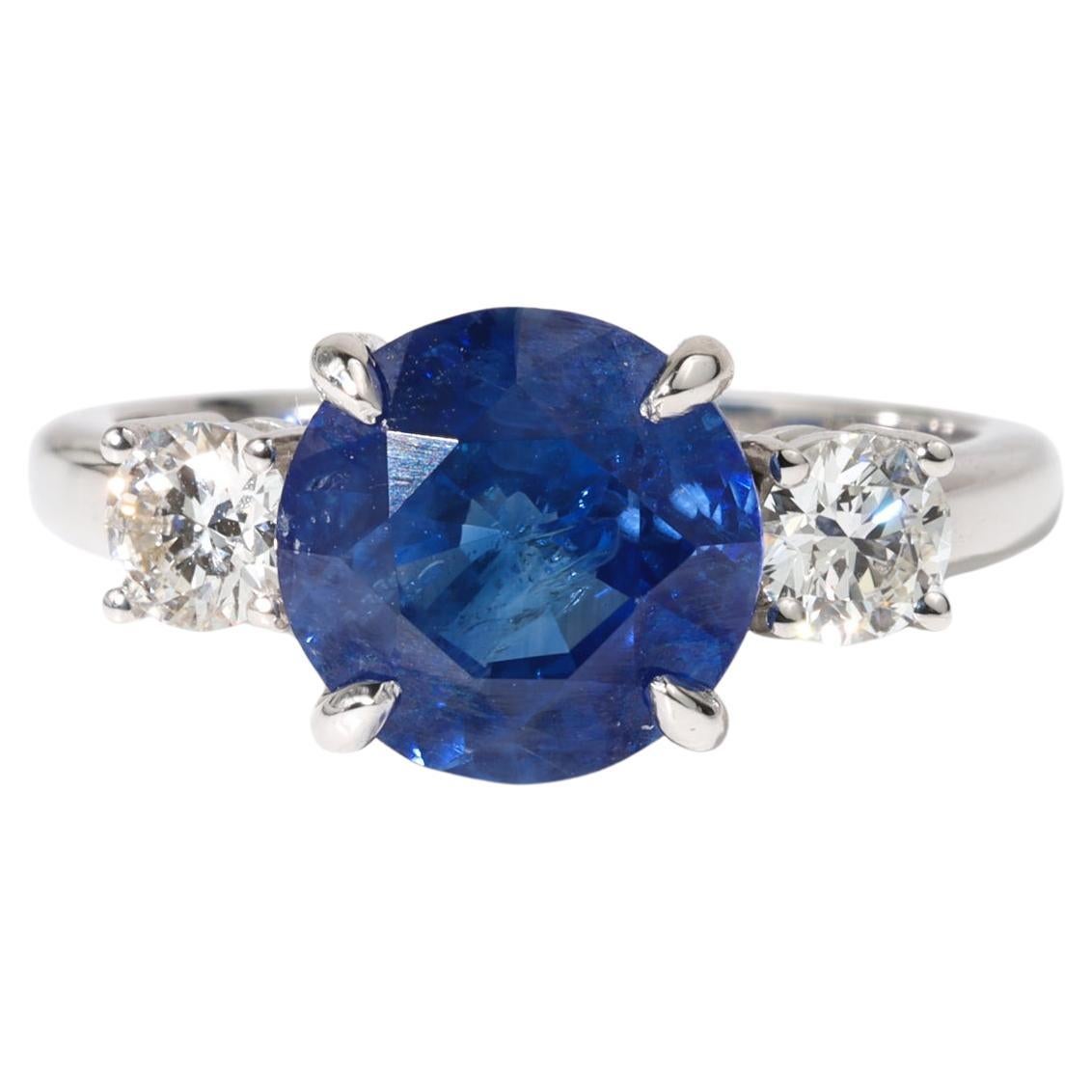 Anello di fidanzamento a tre pietre con zaffiro blu naturale da 4tcw e diamante - Oro bianco 18 carati in vendita