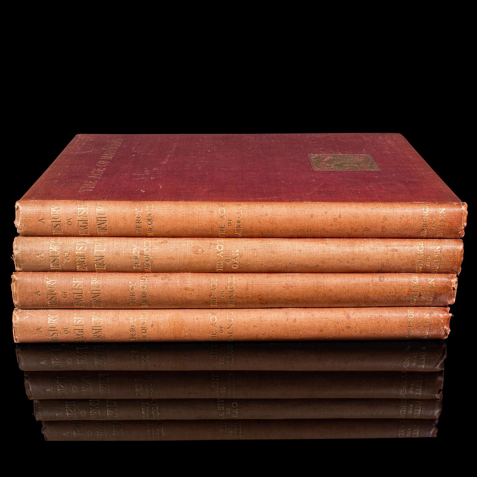 
Questo è un antico set di 4 volumi - A History of British Furniture di Percy Macquoid. Una guida di riferimento per l'antiquariato inglese, rilegata, risalente al periodo edoardiano, circa 1908.

Scritto da Percy Macquoid (1852 - 1925),