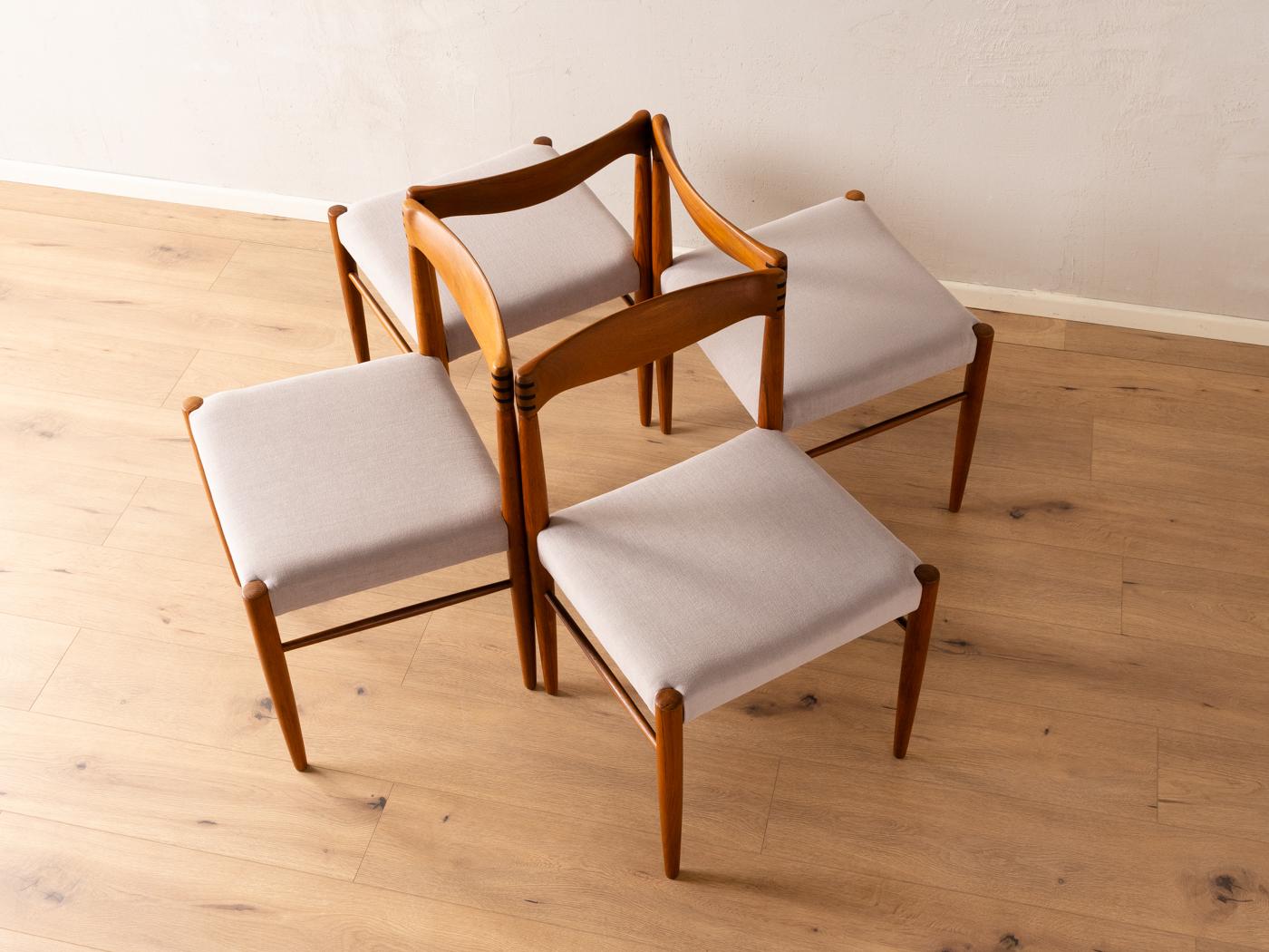Klassische Stühle aus den 1960er Jahren von H.W. Klein für Bramin. Massiver Teakholzrahmen mit verzapfter Rückenlehne. Die Stühle wurden neu gepolstert und mit einem hochwertigen Stoff in Hellgrau bezogen. Das Angebot umfasst 4