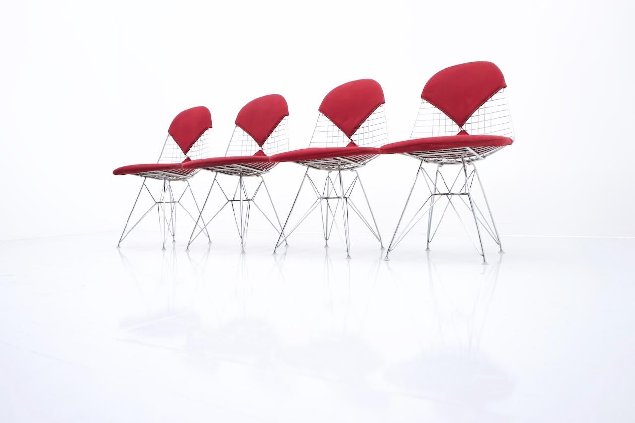 Set of 4 DKR chairs by Charles & Ray Eames, design 1951.
This set is from the 70s and is fully chrome-plated. The red Hobsack is in good condition. A chair was repaired in the seat cushion (pictured).
Measures: W 48 cm, D 52 cm, H 84 cm, SH 46
