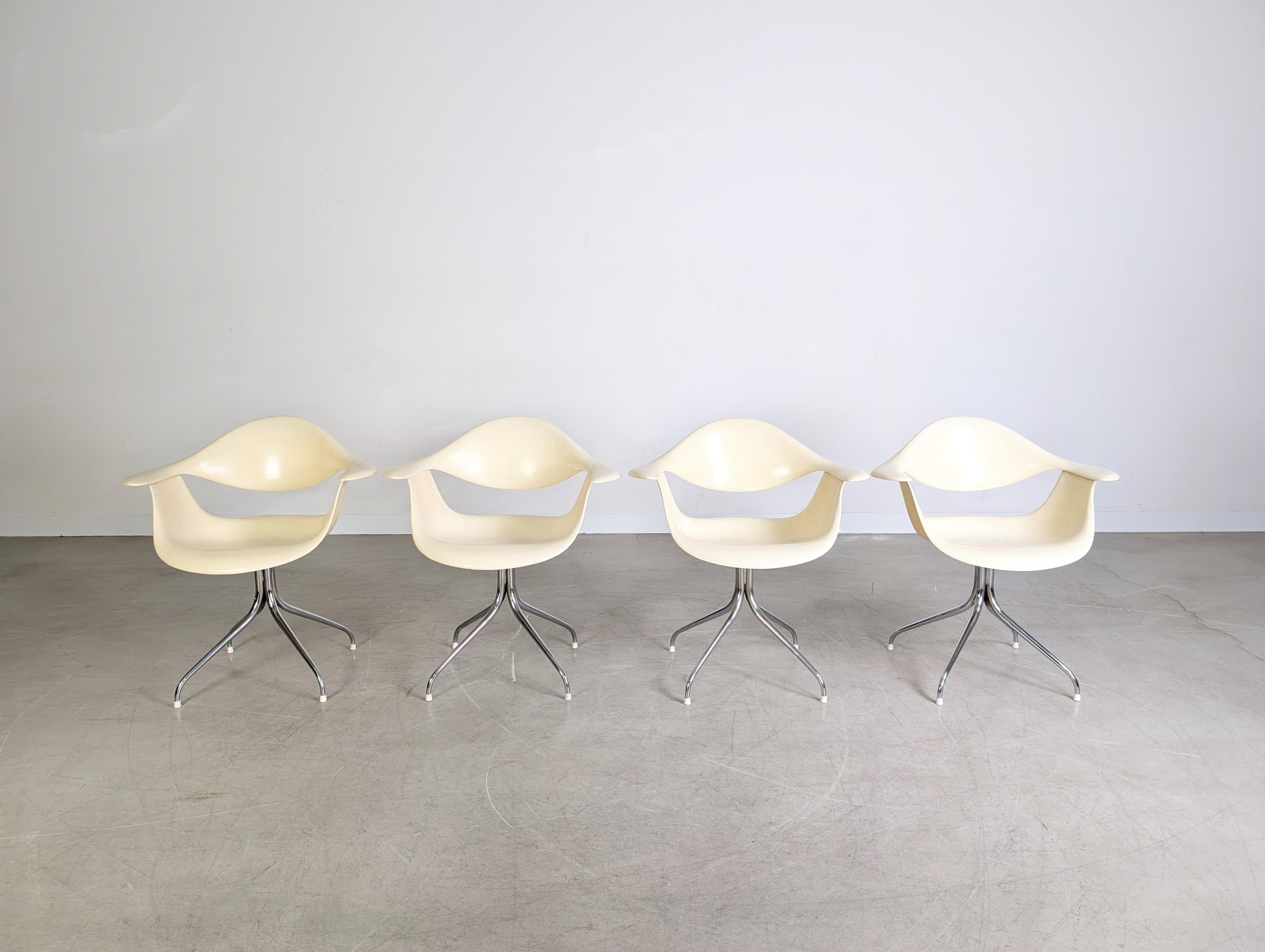 Wir bieten einen von insgesamt vier wunderschönen und äußerst seltenen DAF Swag Leg Arm Stühlen von Herman Miller Collection zum Verkauf an. Der Entwurf stammt von George Nelson bzw. Charles Eames und gilt heute als wahrer Designklassiker. Die