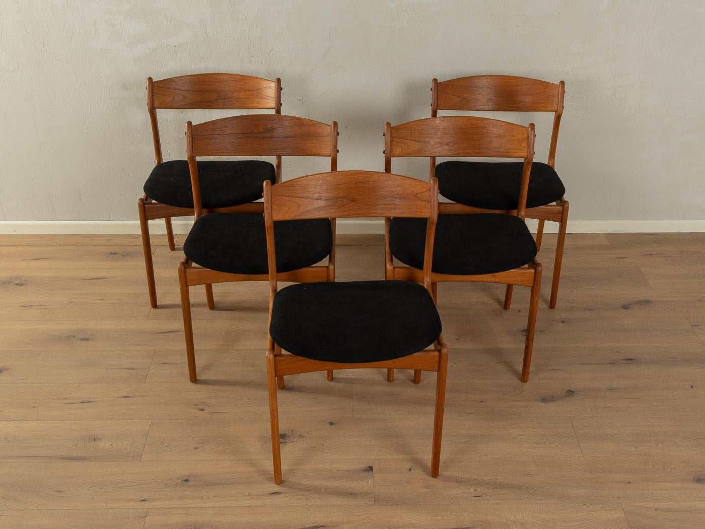 Klassische Esszimmerstühle mit einem Gestell aus Teakholz. Entworfen im Jahr 1954. Die Stühle wurden mit einem hochwertigen Stoff in Schwarz neu gepolstert. Das Angebot umfasst fünf Stühle.

Qualitätsmerkmale:
    vollendetes Design: perfekte