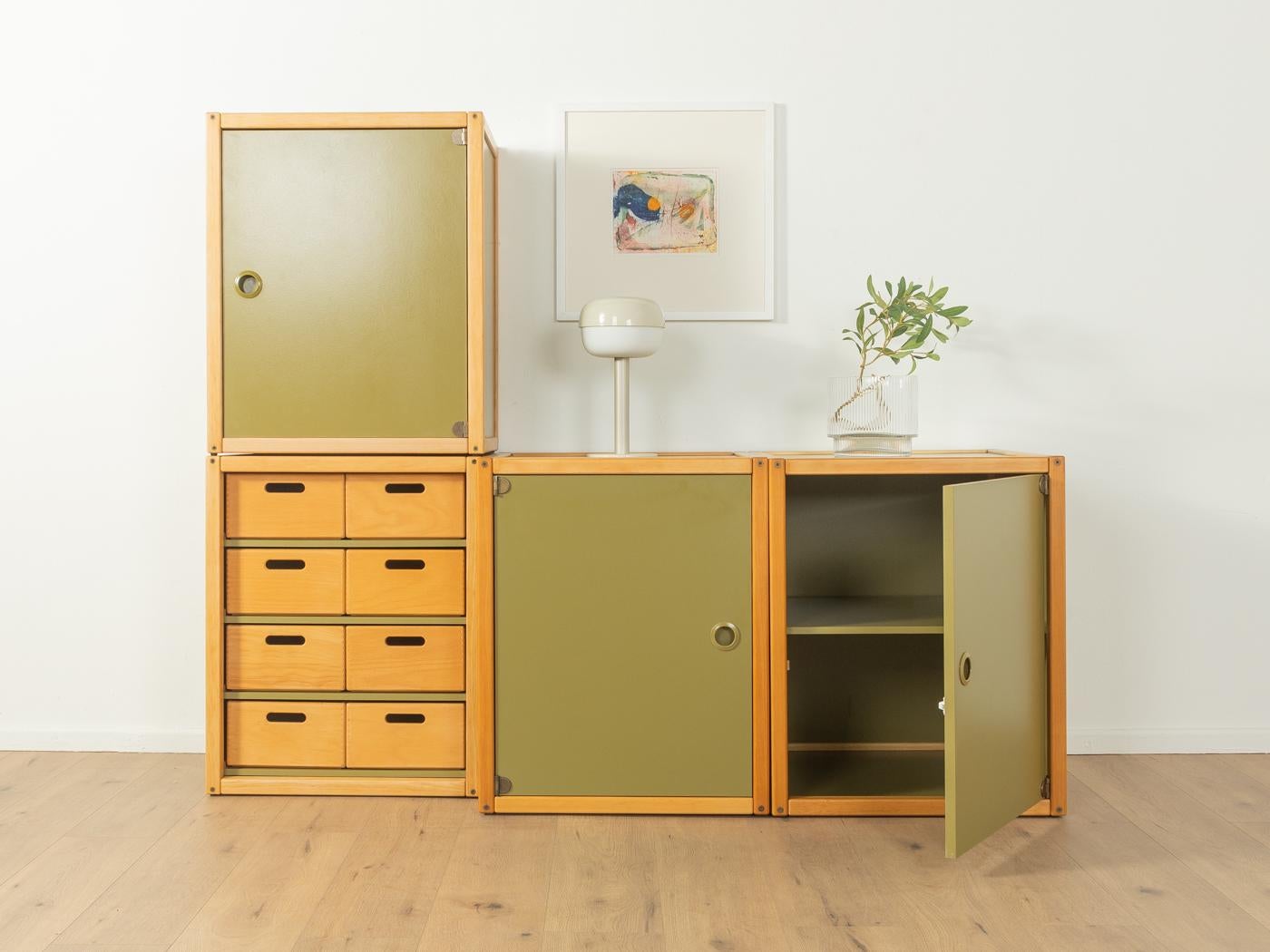 Four-part profile system by Flötotto from the 1970s. The system consists of three containers with one door and shelves and one container with eight drawers. Frames and drawers made of solid beech and original HPL coating in green.

Quality