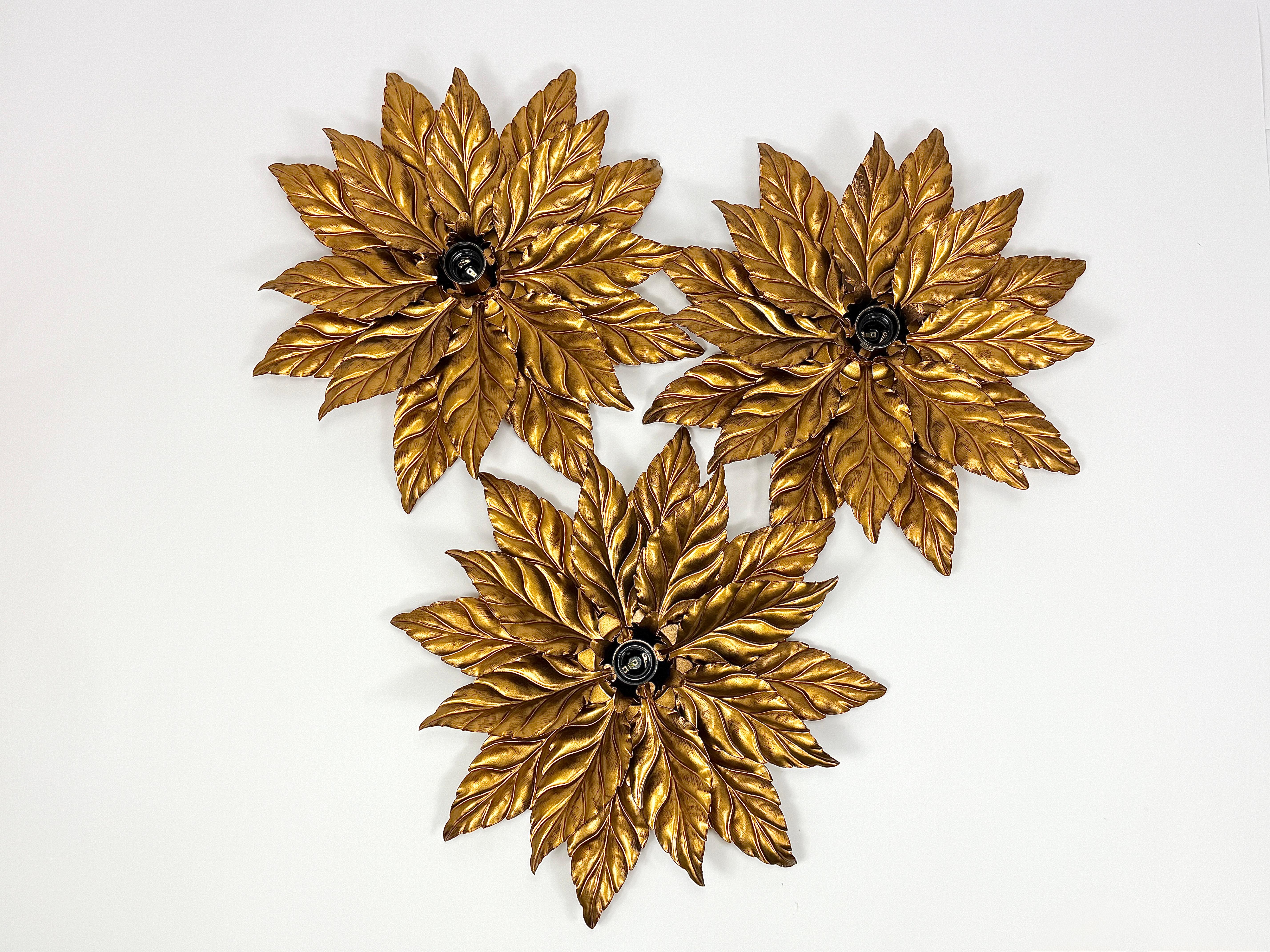 Fino a 4 lampade decorative artigianali a forma di foglie floreali Florentine disegnate da Hans Kögl / Koegl, famoso anche per le sue impressionanti lampade da terra a forma di palma. Le luci sono vendute e prezzate al pezzo. Può essere utilizzata