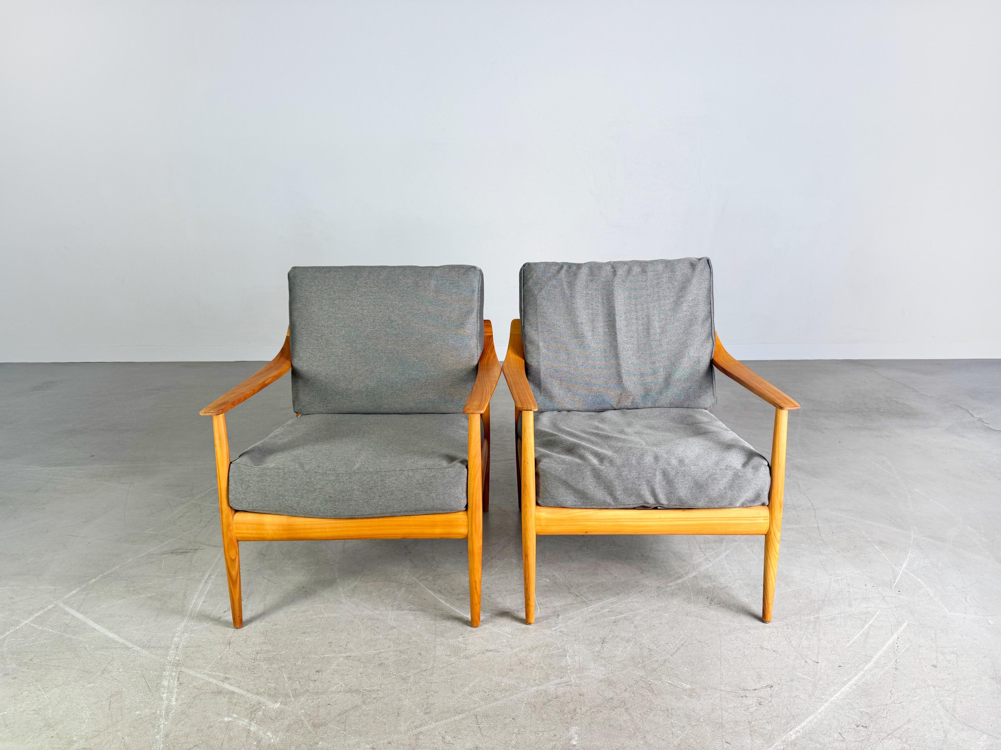 Wir bieten vier wunderschöne und professionell aufgearbeitetete Midcentury Stühle von Knoll Antimott aus den 1950er/60er Jahren zum Verkauf an. Les sièges ont été travaillés de manière professionnelle, sont dotés de nouvelles couches de brosses à