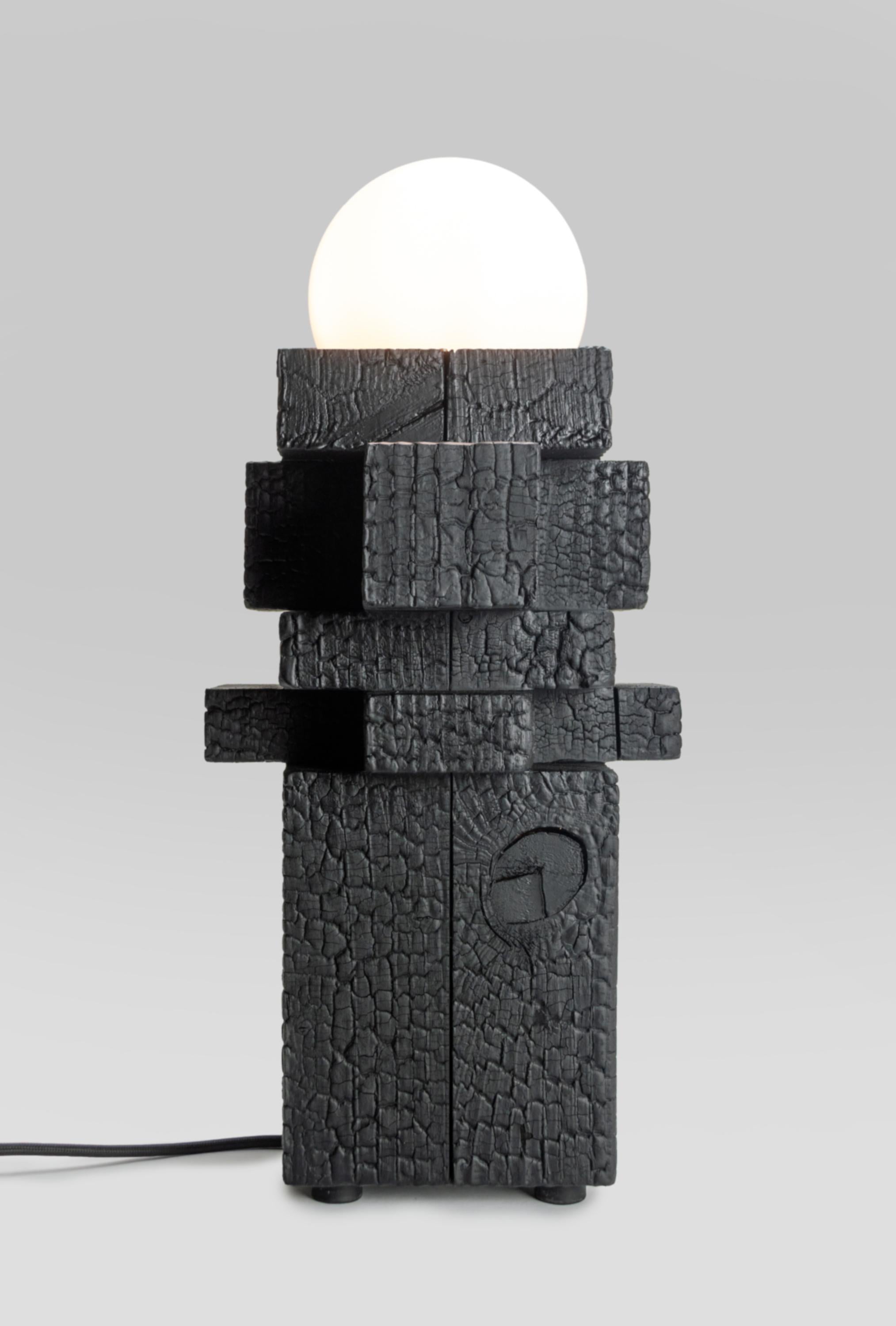 Moderne Lampe 4X - Lampe de table moderne Yakisuki noircie faite à la main avec diffuseur Globe en verre en vente