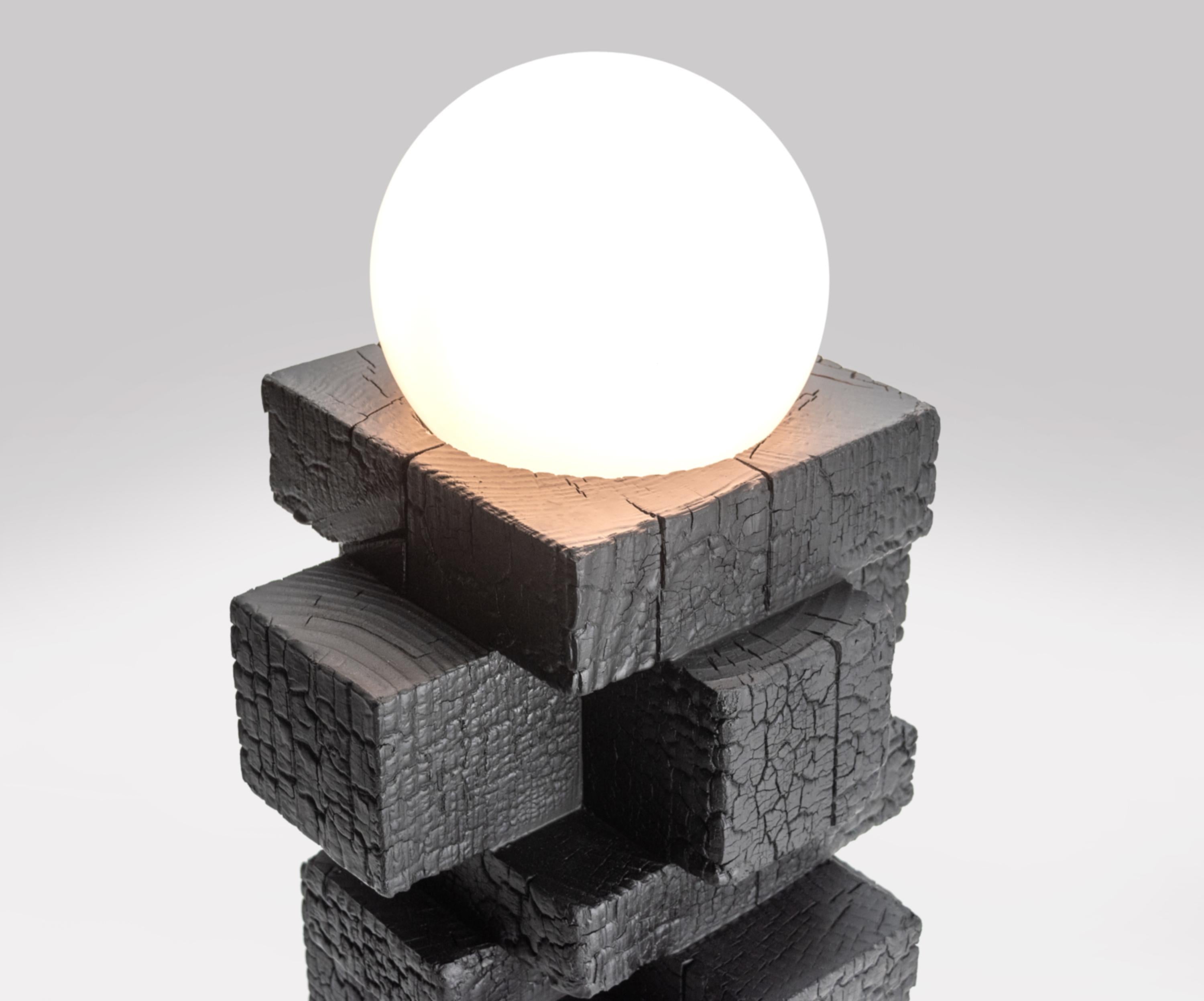 Américain Lampe 4X - Lampe de table moderne Yakisuki noircie faite à la main avec diffuseur Globe en verre en vente
