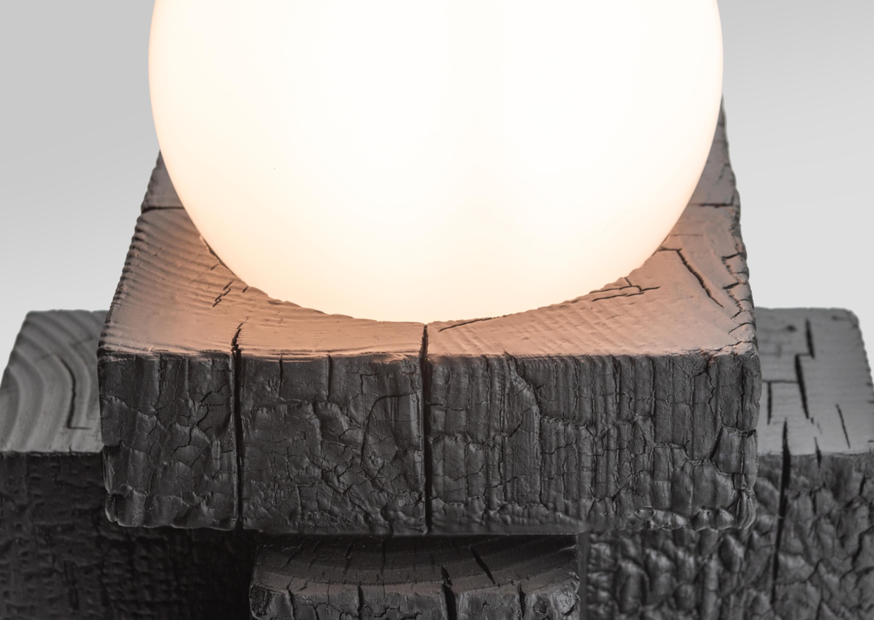 Noirci Lampe 4X - Lampe de table moderne Yakisuki noircie faite à la main avec diffuseur Globe en verre en vente