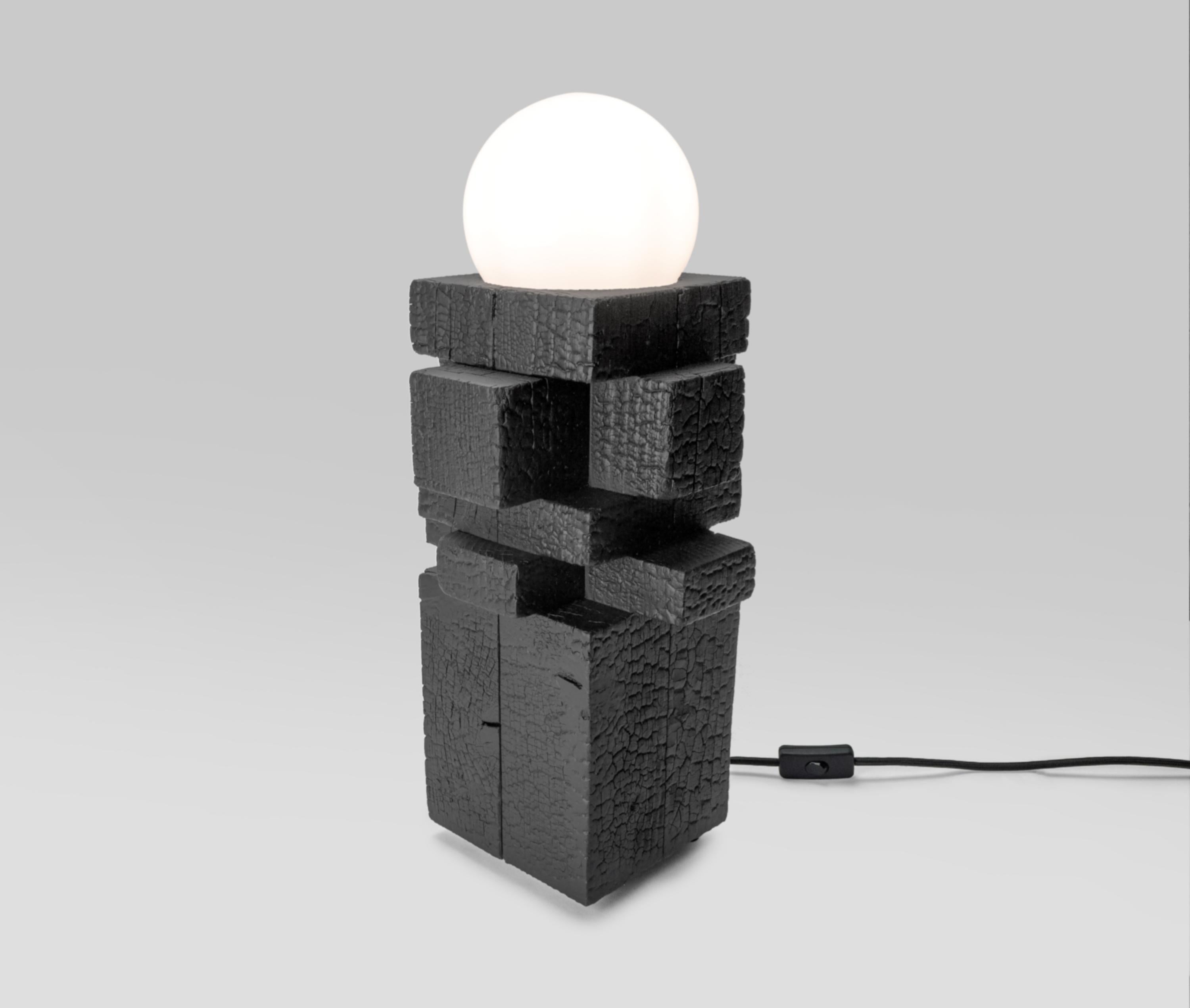 Lampe 4X - Lampe de table moderne Yakisuki noircie faite à la main avec diffuseur Globe en verre Neuf - En vente à Philadelphia, PA