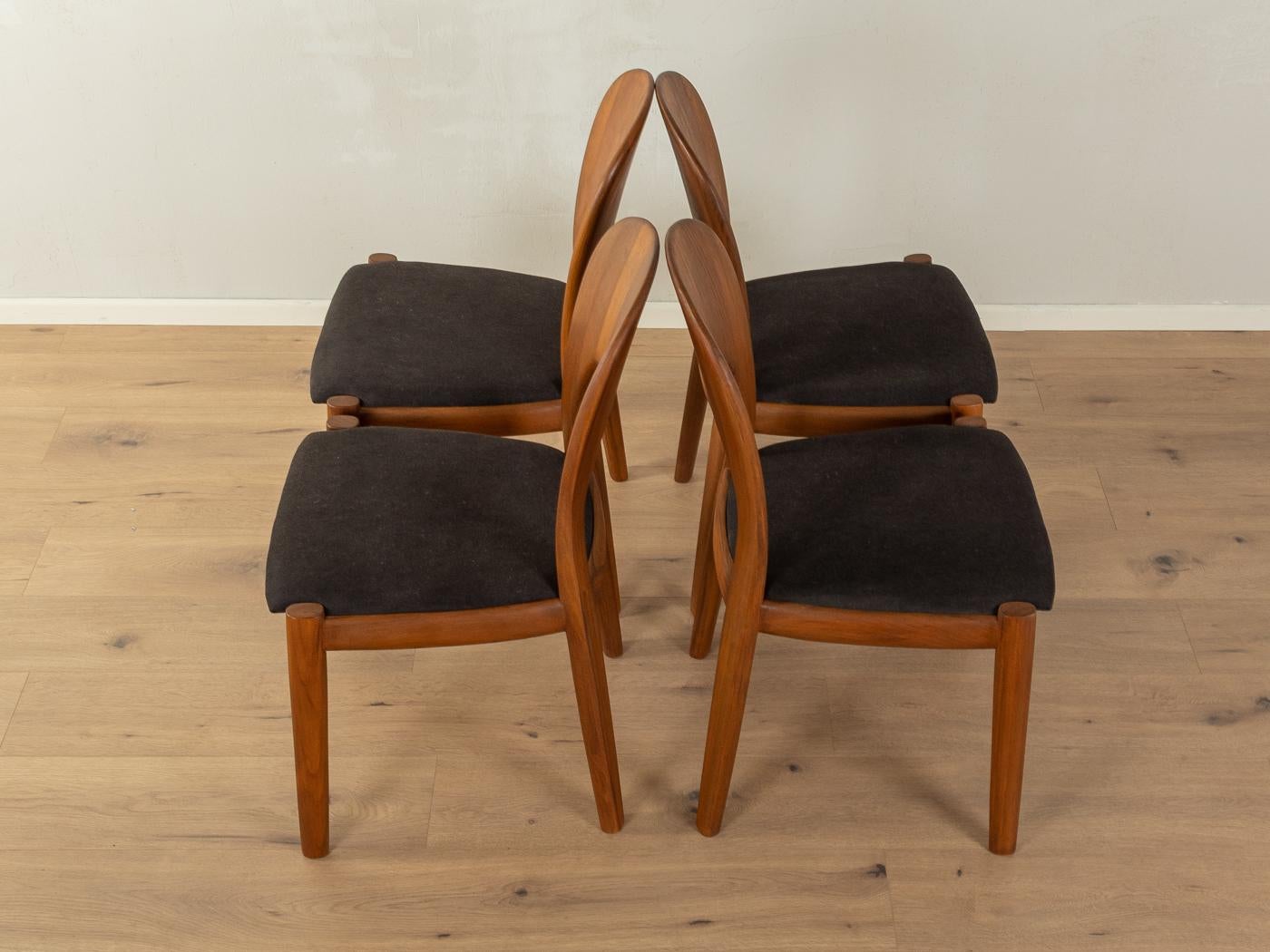 Klassische Esszimmerstühle aus den 1960er Jahren von Niels Koefoed für Koefoed's Hornslet. Massiver Rahmen aus Teakholz. Die Stühle wurden neu gepolstert und mit einem hochwertigen Polsterstoff in Schwarz bezogen. Das Angebot umfasst vier