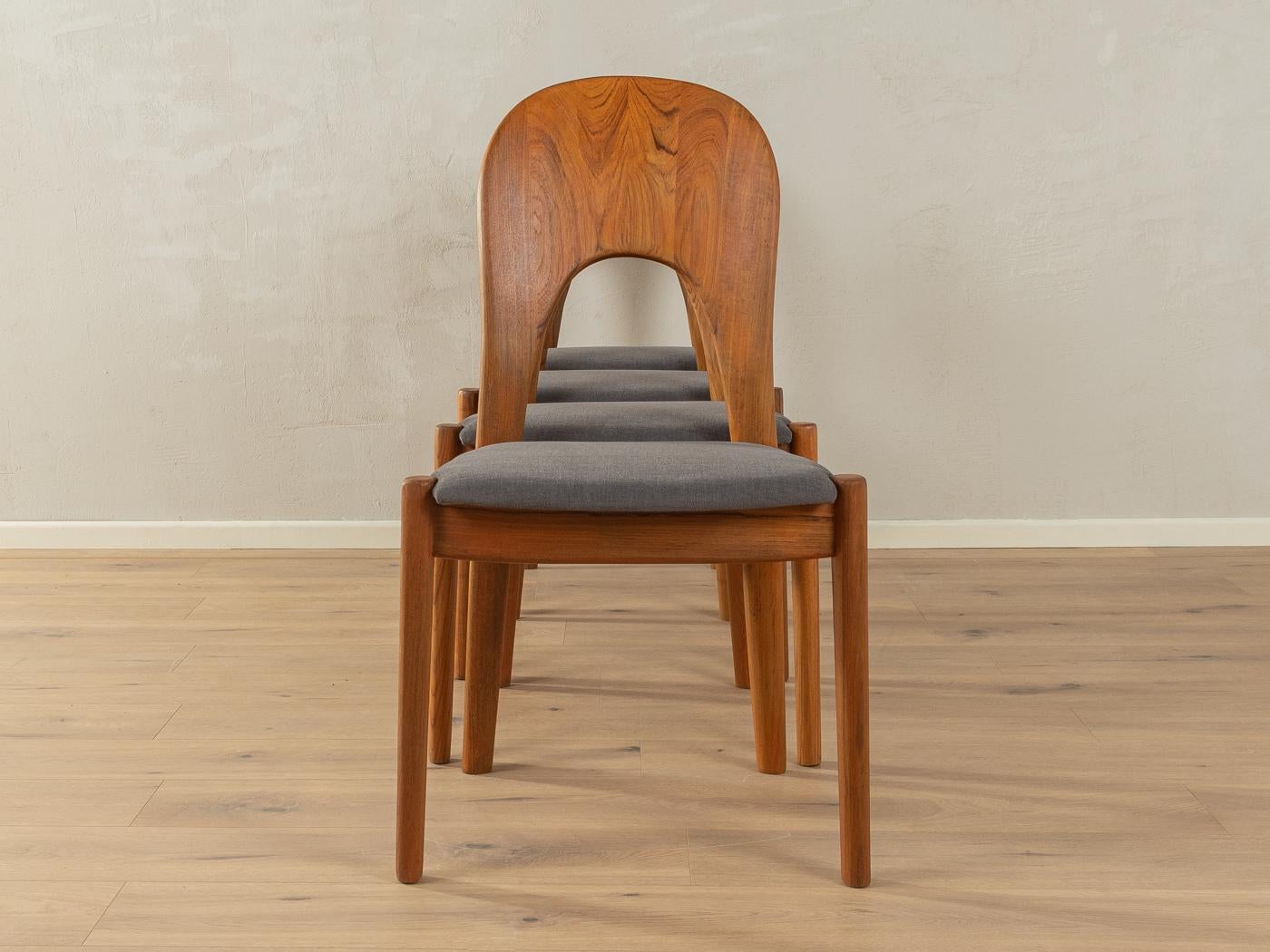 Chaises de salle à manger classiques des années 1960 par Niels Koefoed pour Koefoed's Hornslet. Cadre solide en teck. Les chaises ont été retapissées et recouvertes d'un tissu d'ameublement de haute qualité de couleur grise. L'offre comprend quatre