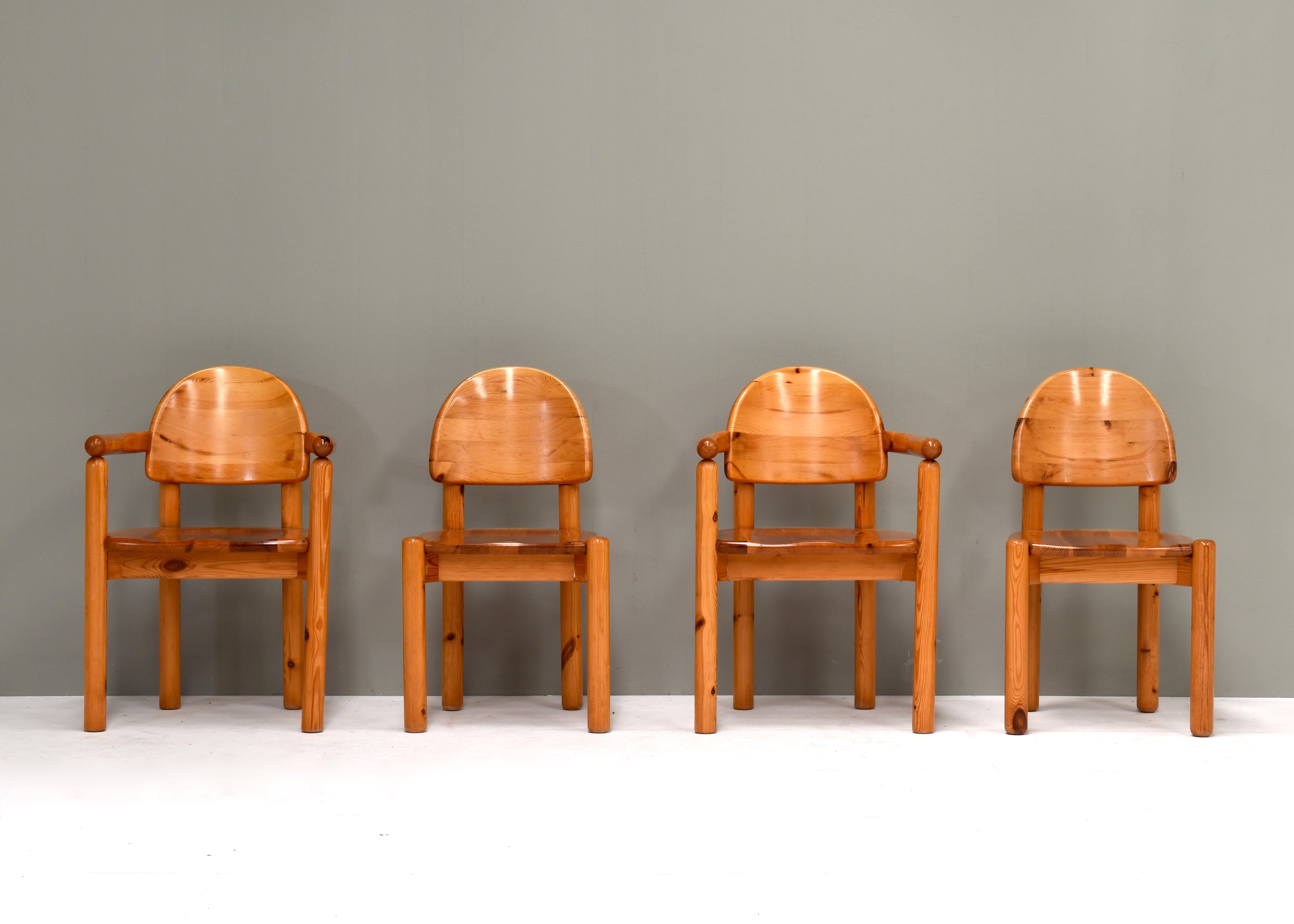 Rainer Daumiller Carver Stühle für Hirtshals Savvaerk, Dänemark, 1970er Jahre.
Sessel des dänischen Architekten Rainer Daumiller aus der Mitte des Jahrhunderts, hergestellt vom Sägewerk Hirtshals in den späten 1970er Jahren. Wir haben vier dieser