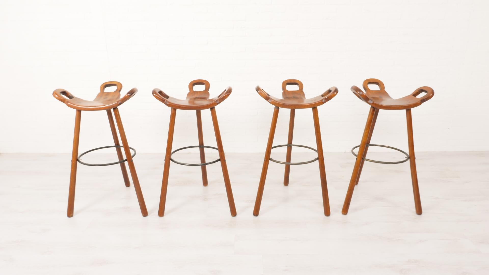 Set of 4 vintage brutalist bar stools 'Marbella' designed by Sergio Rodrigues for Confonorm in the 1970s. This design is one of Brazilian Sergio Rodrigues' most famous designs, an asset to your kitchen!

Design period: 1970
Style: Mid century modern