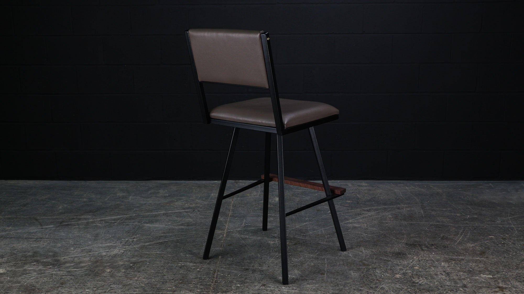 Modern 4x Shaker Swivel Bar Chairs, by Ambrozia, Walnut, Black Metal & Smokey Leather For Sale